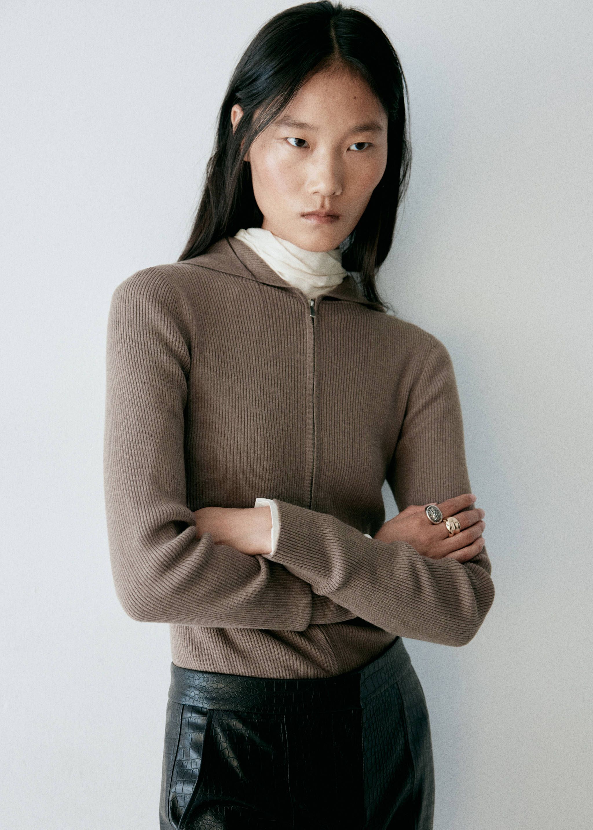 Cardigan maille côtelée capuche - Plan moyen