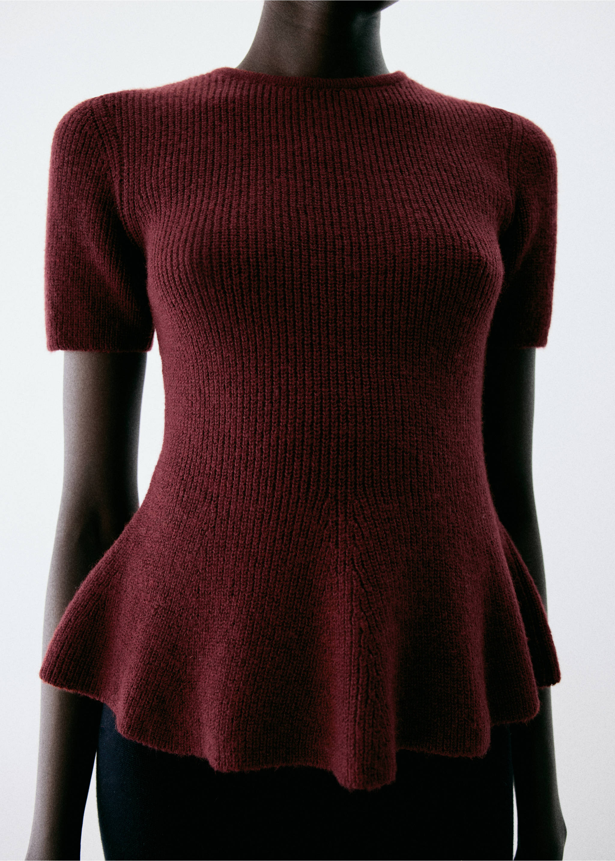 Jersey de punto de manga corta en color rojo oscuro con bajo de tipo peplum., Vino. Ref: 37007817-00.