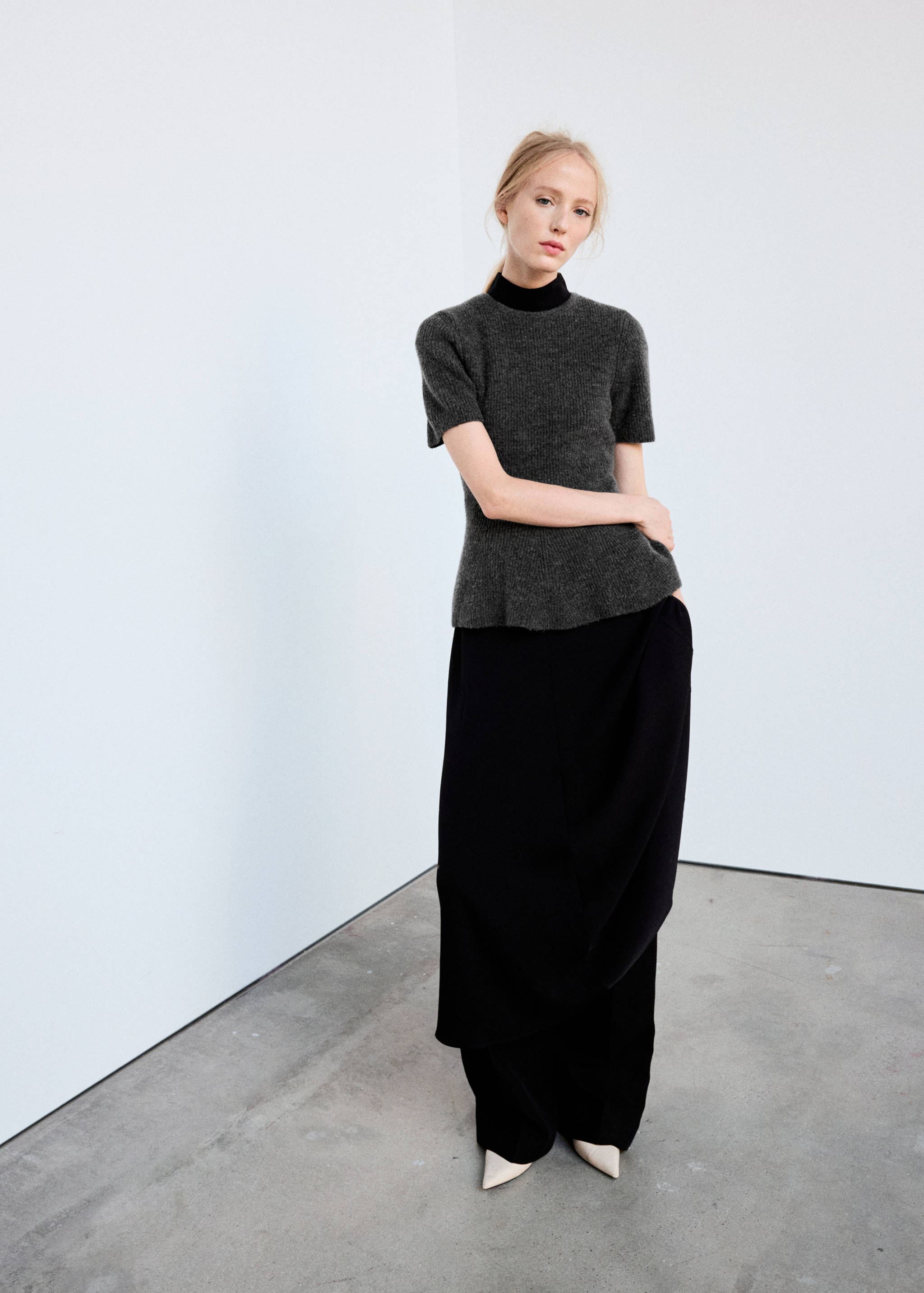 Dark grey ribbed short-sleeve jersey with a peplum hem.