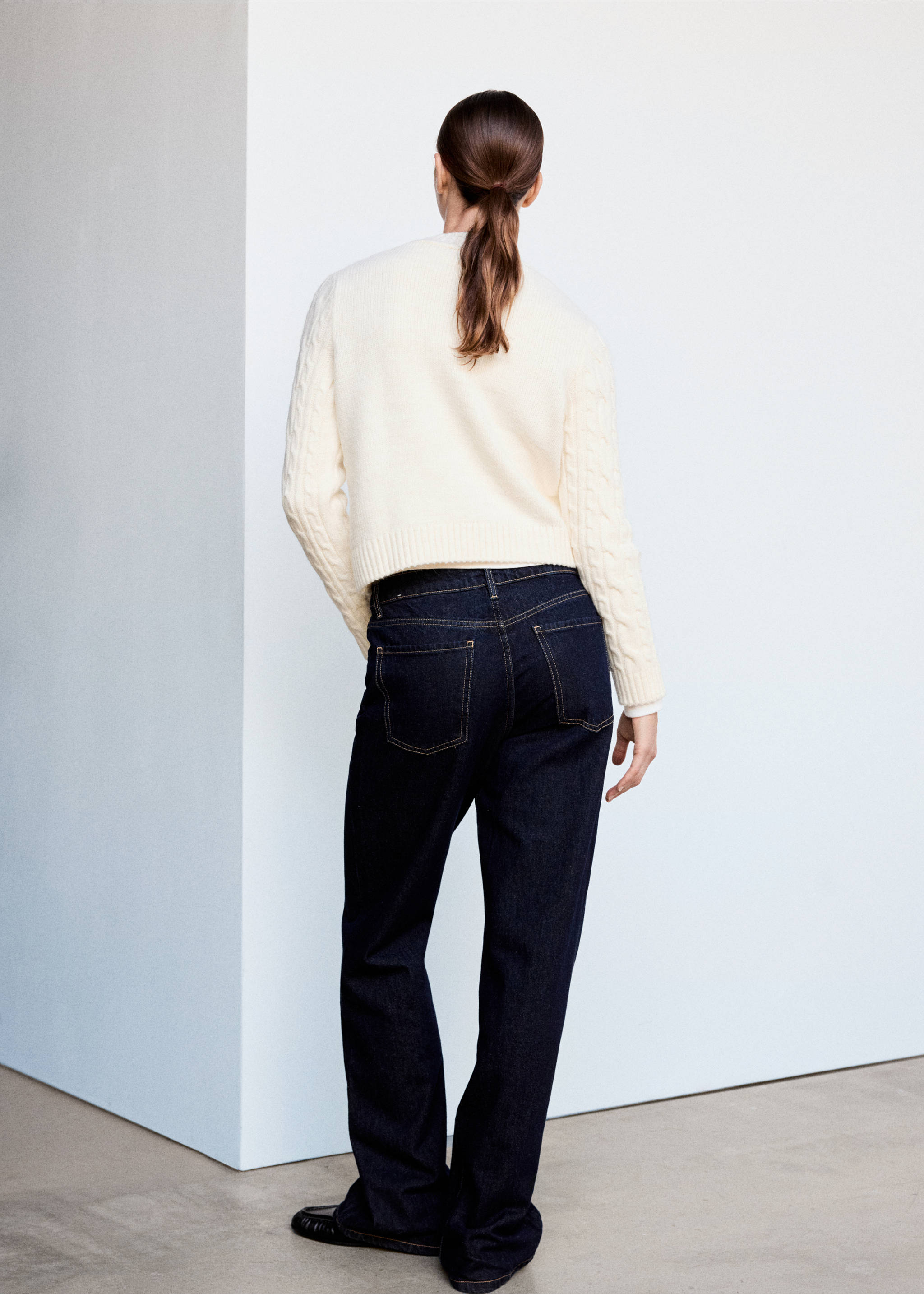Midweight cable-knit jumper - Reverse of the article, Ecru. Ref: 37007820-00.