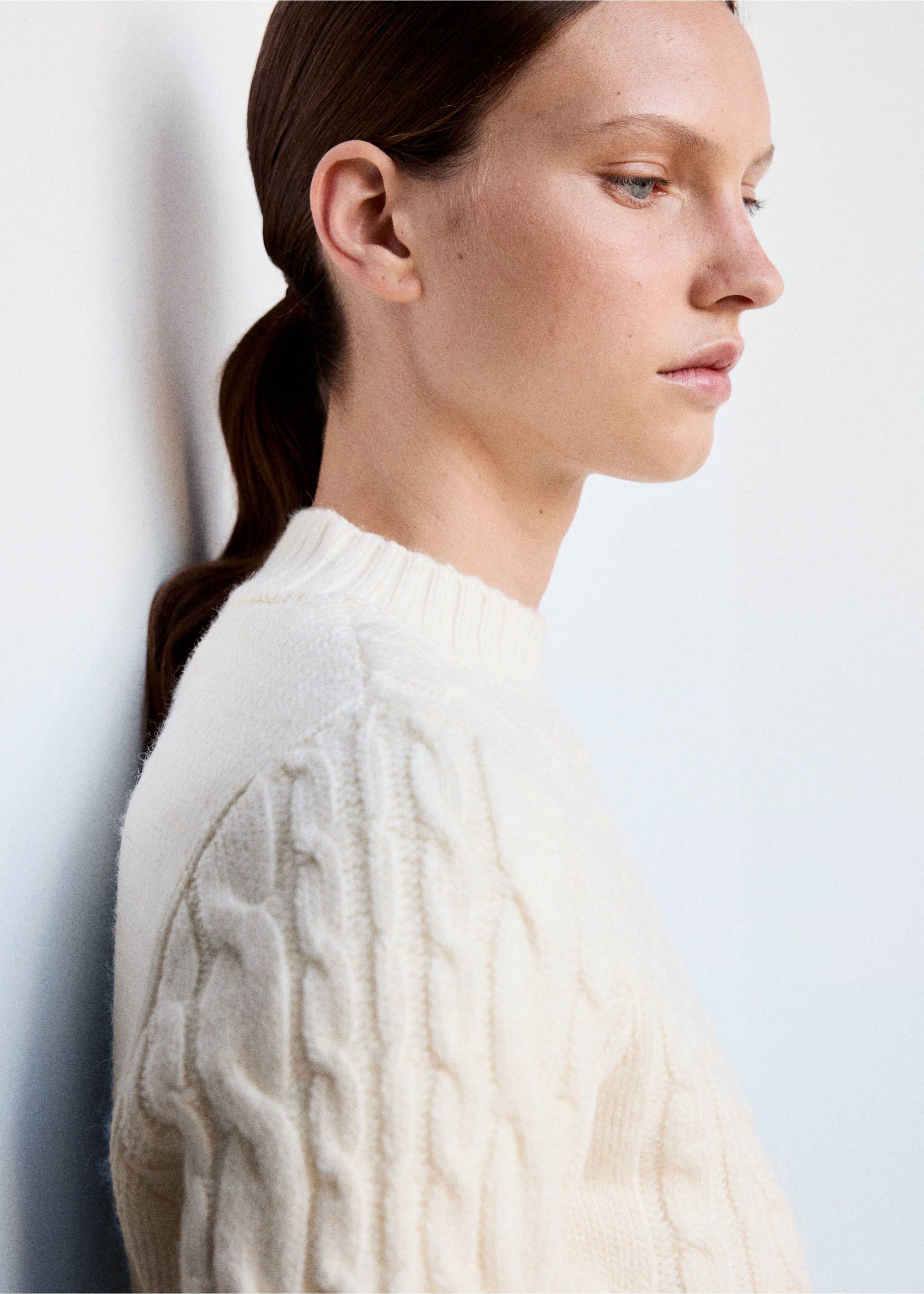 Midweight cable-knit jumper - Details of the article 1, Ecru. Ref: 37007820-00.