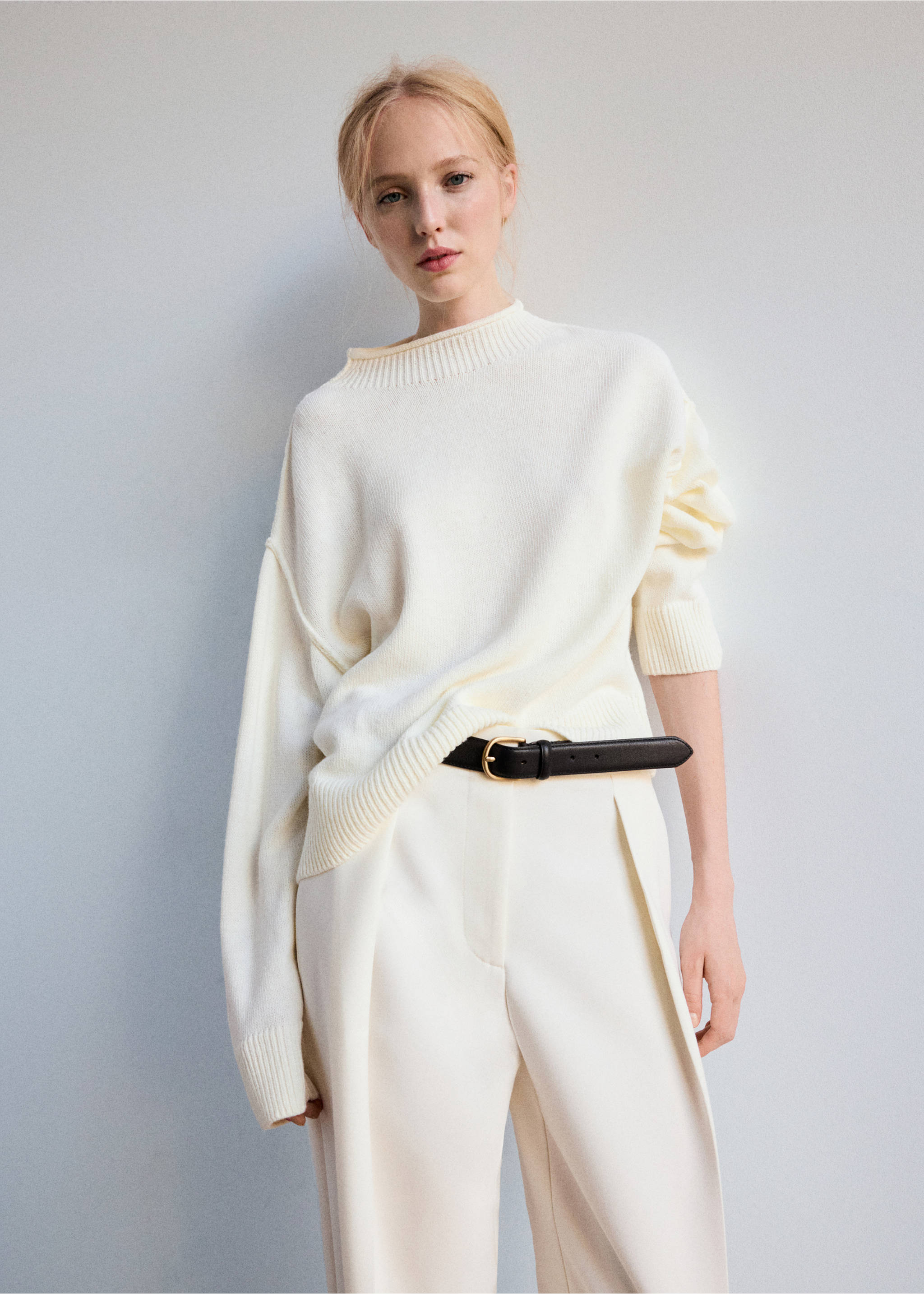 Jersey de punto en color blanco roto con cuello vuelto de canalé y hombros caídos, combinado con unos pantalones en color crema., Crudo. Ref: 37007826-01.