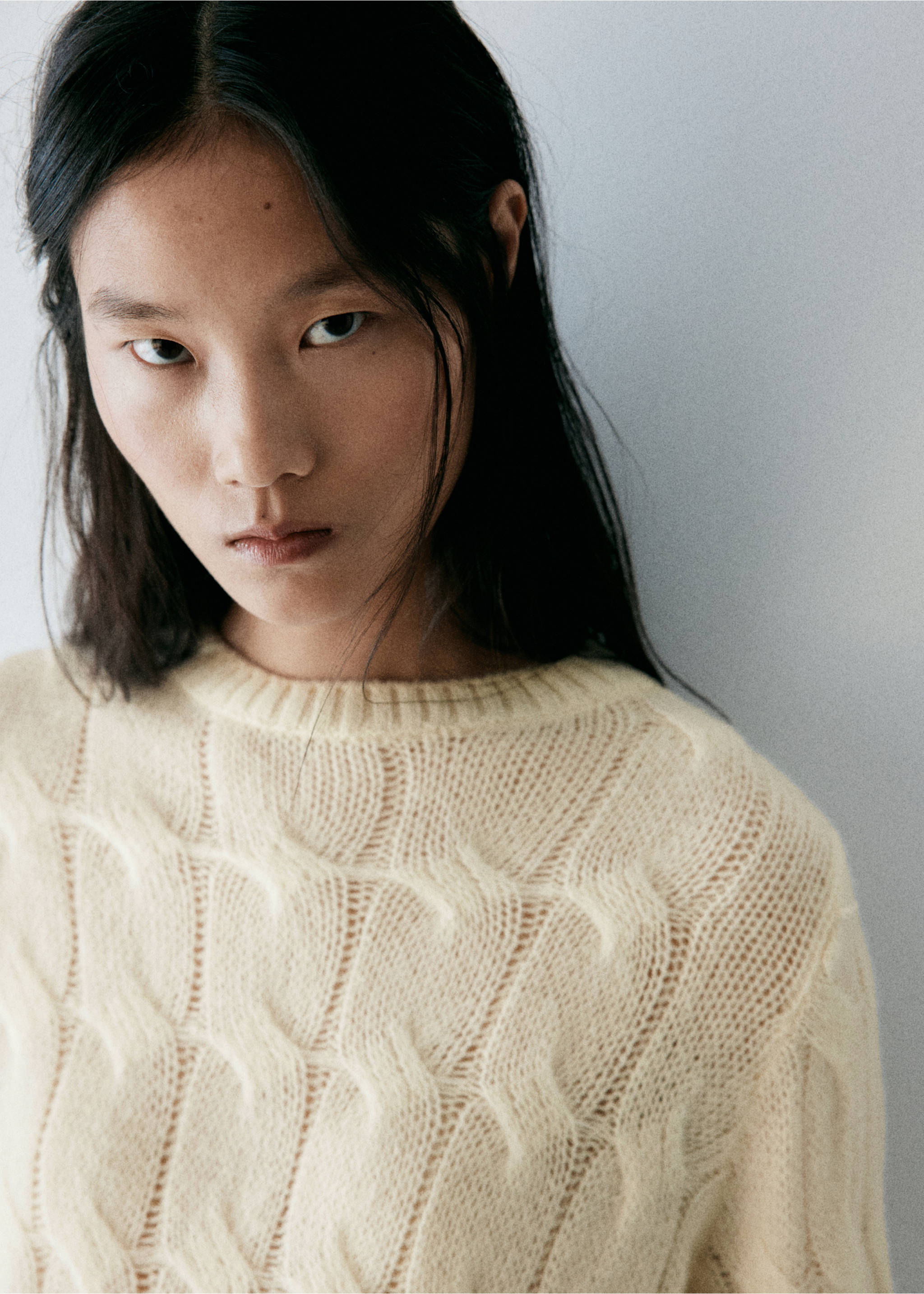 Cable-knit crew-neck jumper - Details of the article 1, Ecru. Ref: 37007828-00.
