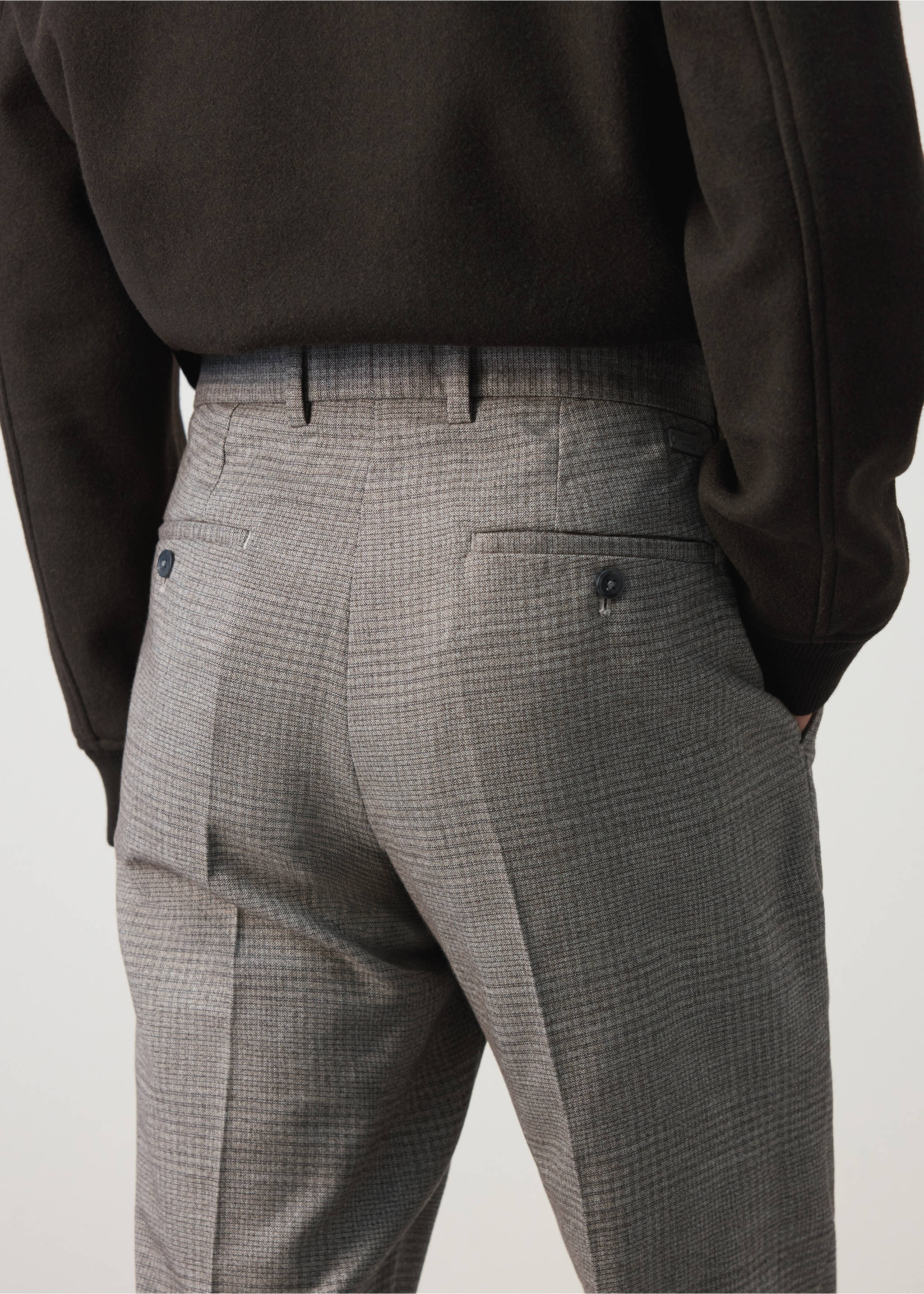 Grey houndstooth trousers with rear buttoned pockets, seen from behind., Beige. Ref: 37007890-00.