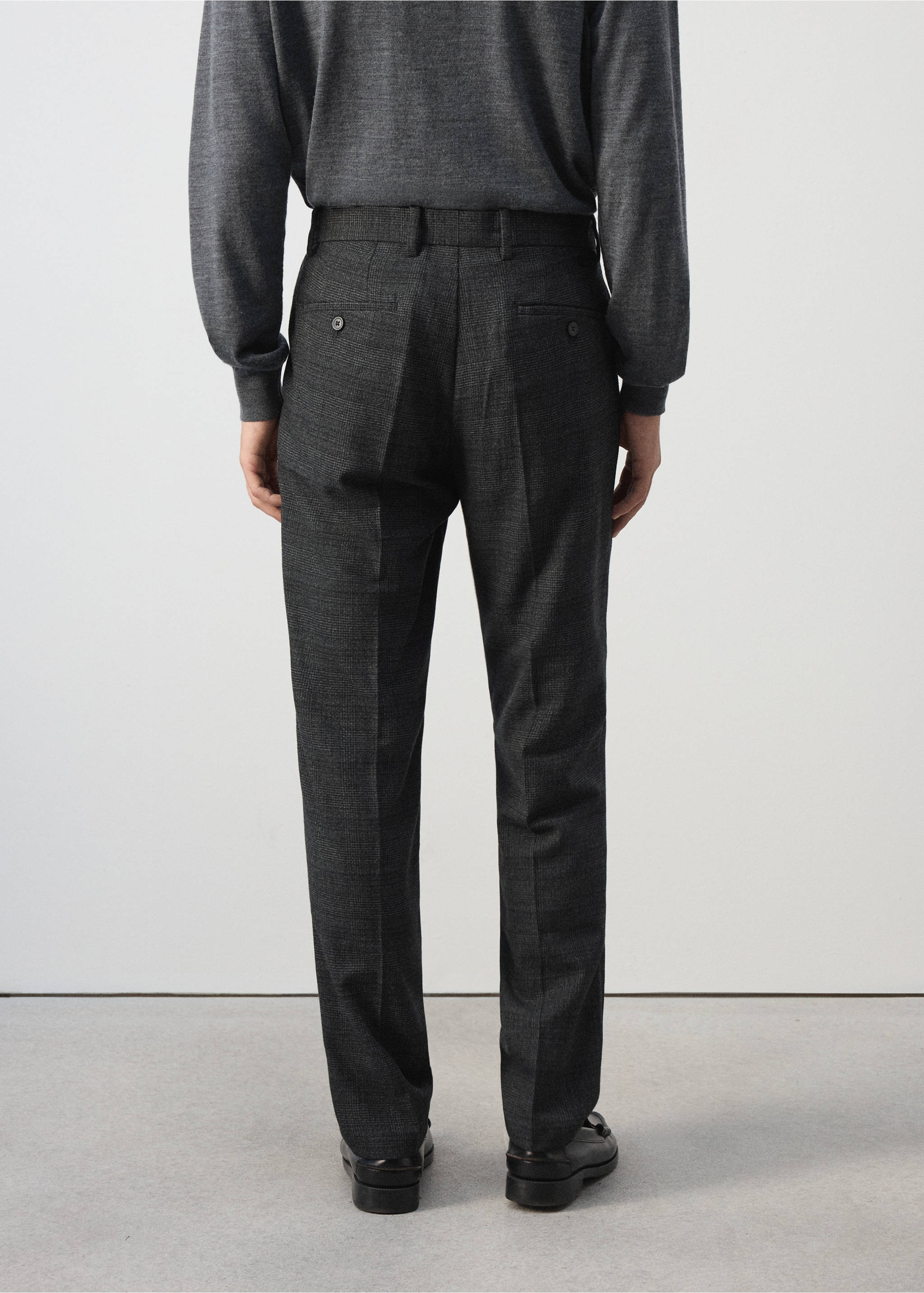 Dark grey trousers seen from the back, featuring belt loops and back welt pockets., Dark Heather Grey. Ref: 37007891-00.