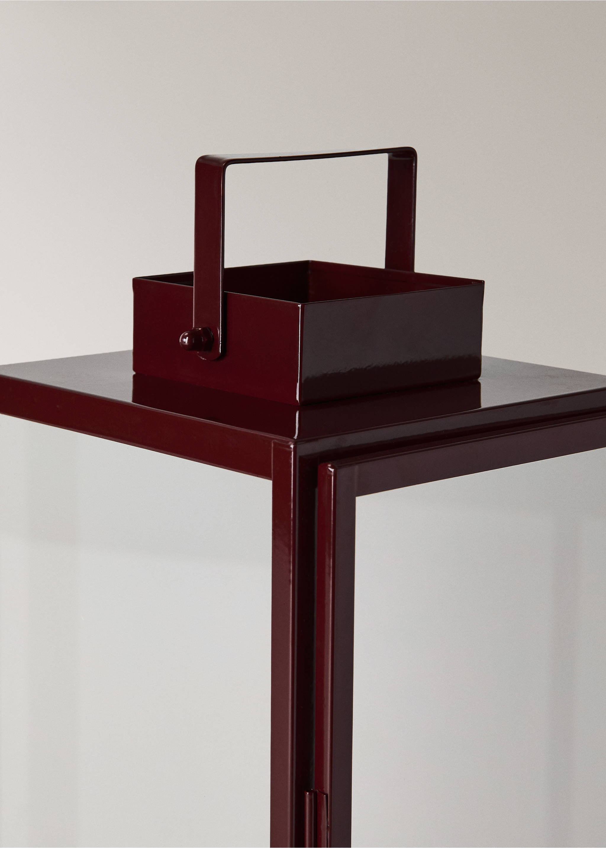 Burgundy metal candle holder detail with top handle., Maroon. Ref: 37007907-00.