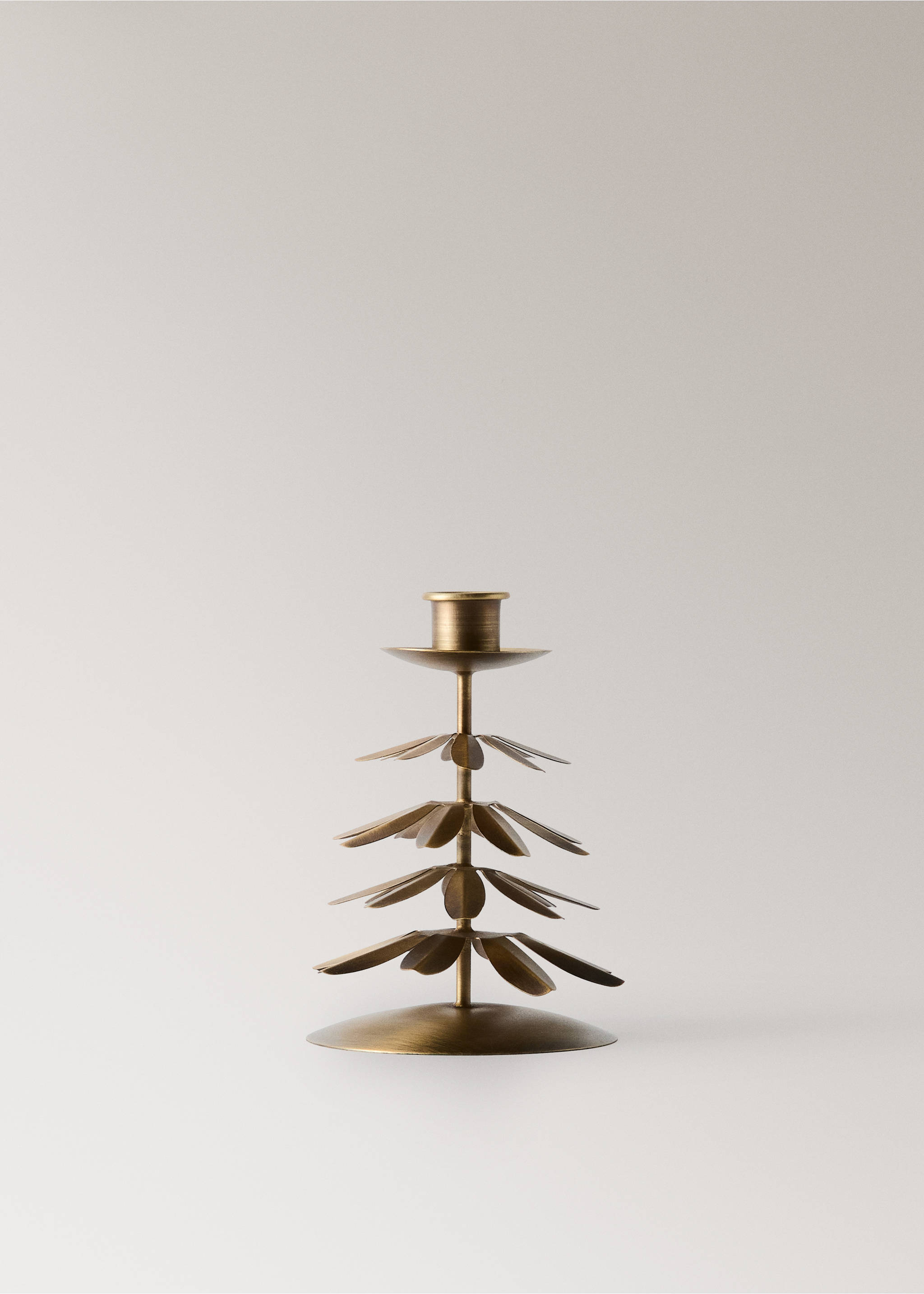 Brass-coloured metal candle holder with a tree-like tier of leaves., Gold. Ref: 37007909-00.