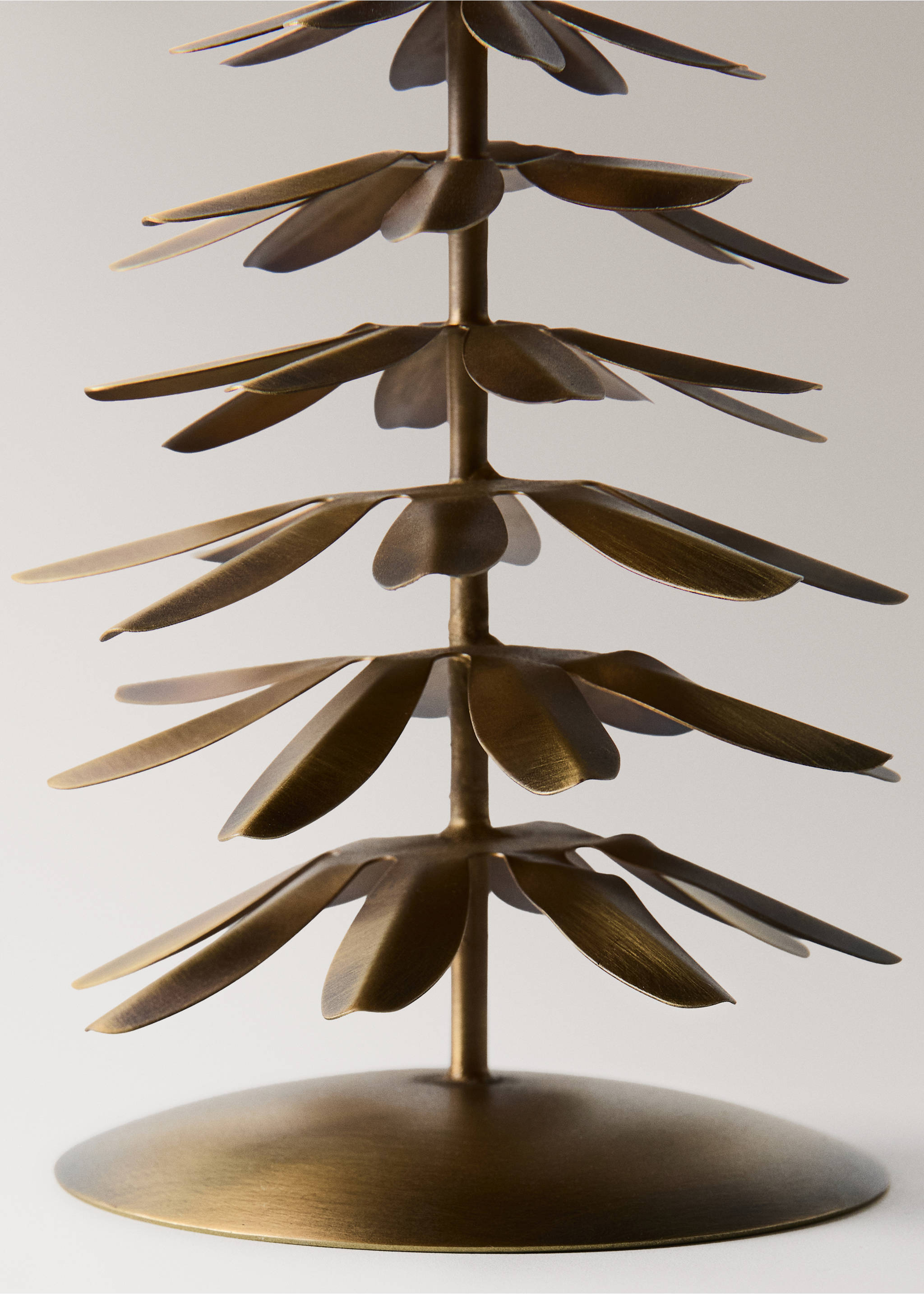 Portavelas de metal en tono bronce con forma de árbol estilizado de ramas con pétalos superpuestos., Oro. Ref: 37007910-00.