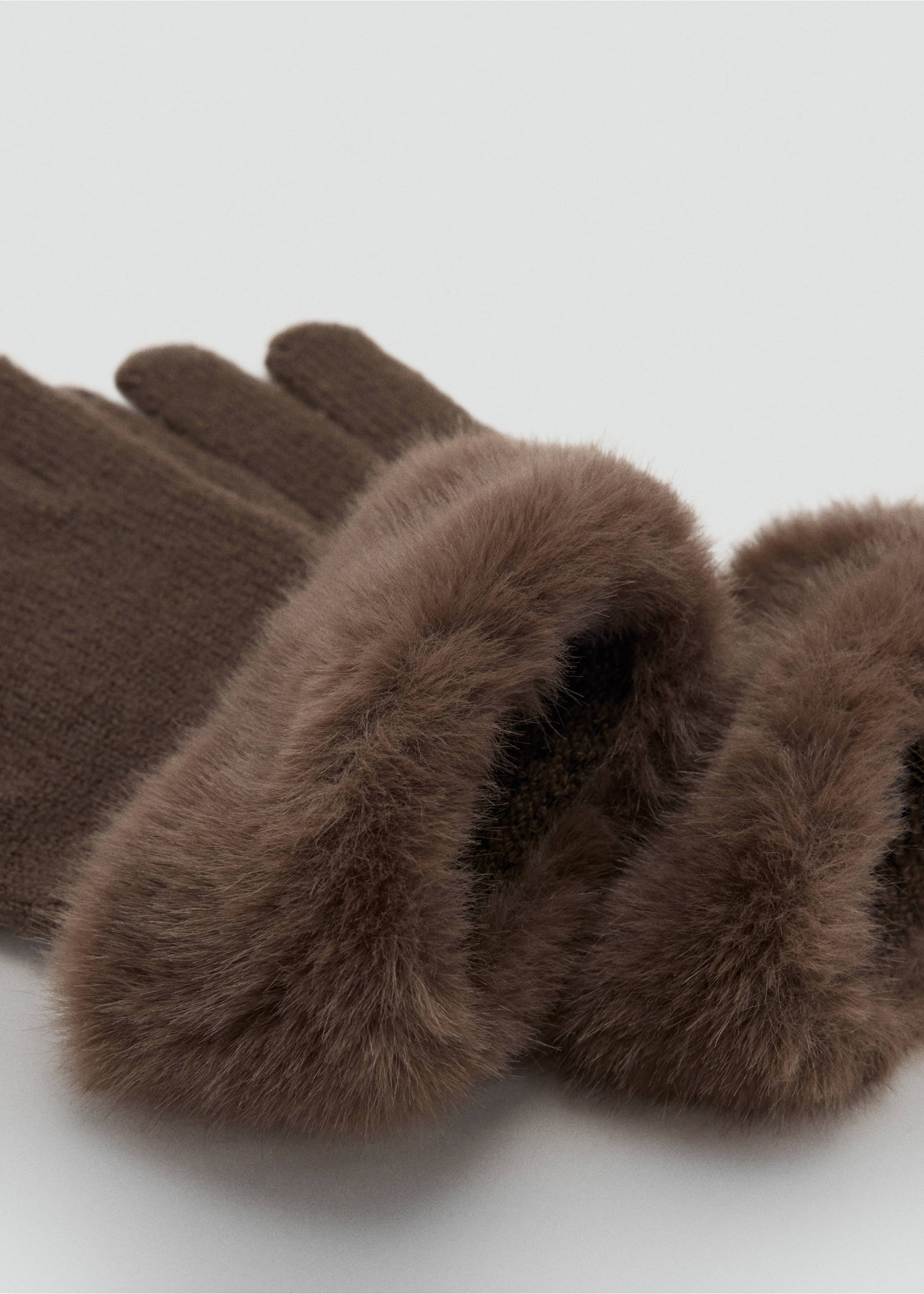 Brown knitted gloves with plush faux-fur cuffs., Brown. Ref: 37007914-00.