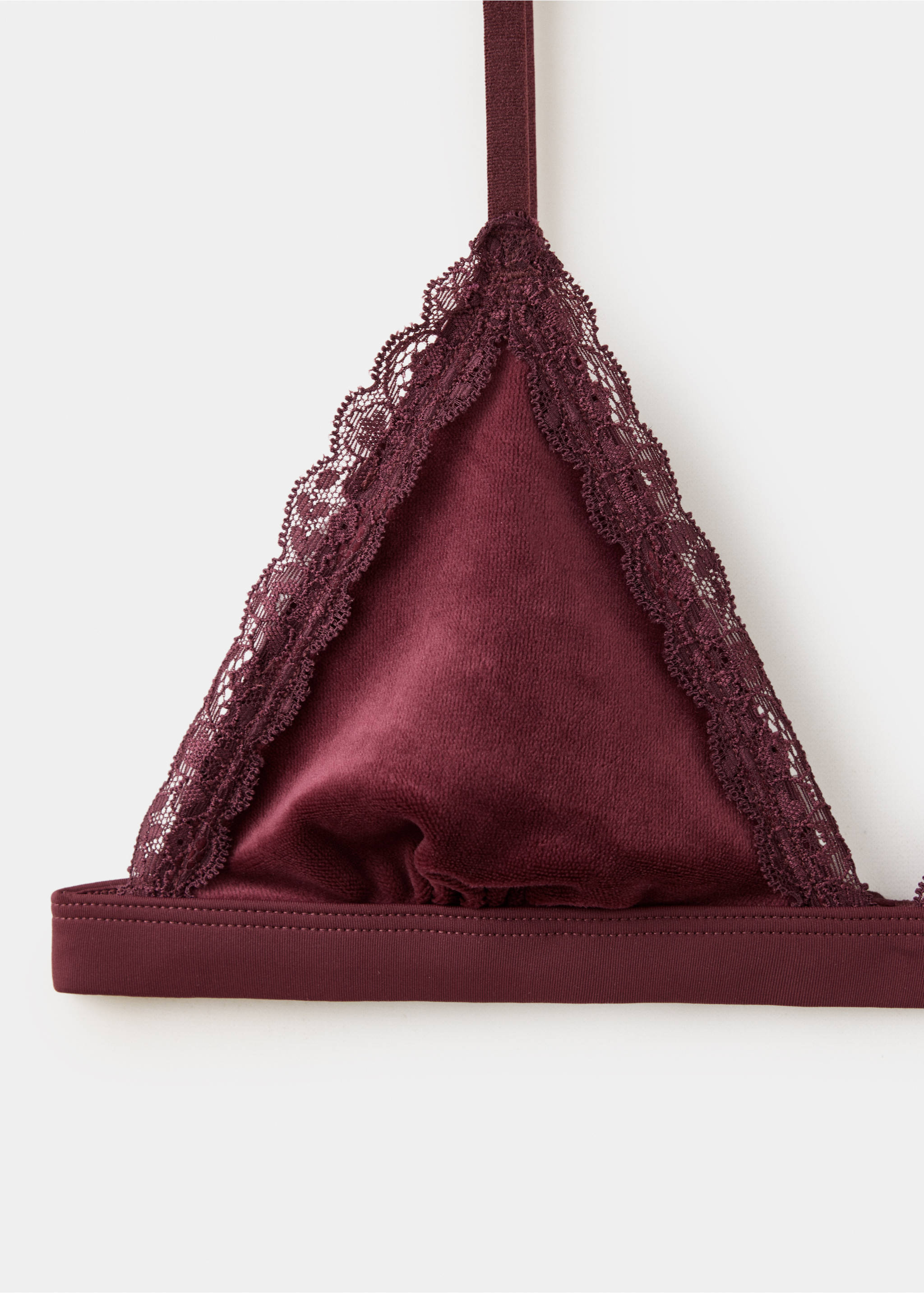 Detalle de sujetador bralette de terciopelo burdeos con ribete de encaje festoneado., Burdeos. Ref: 37007934-00.