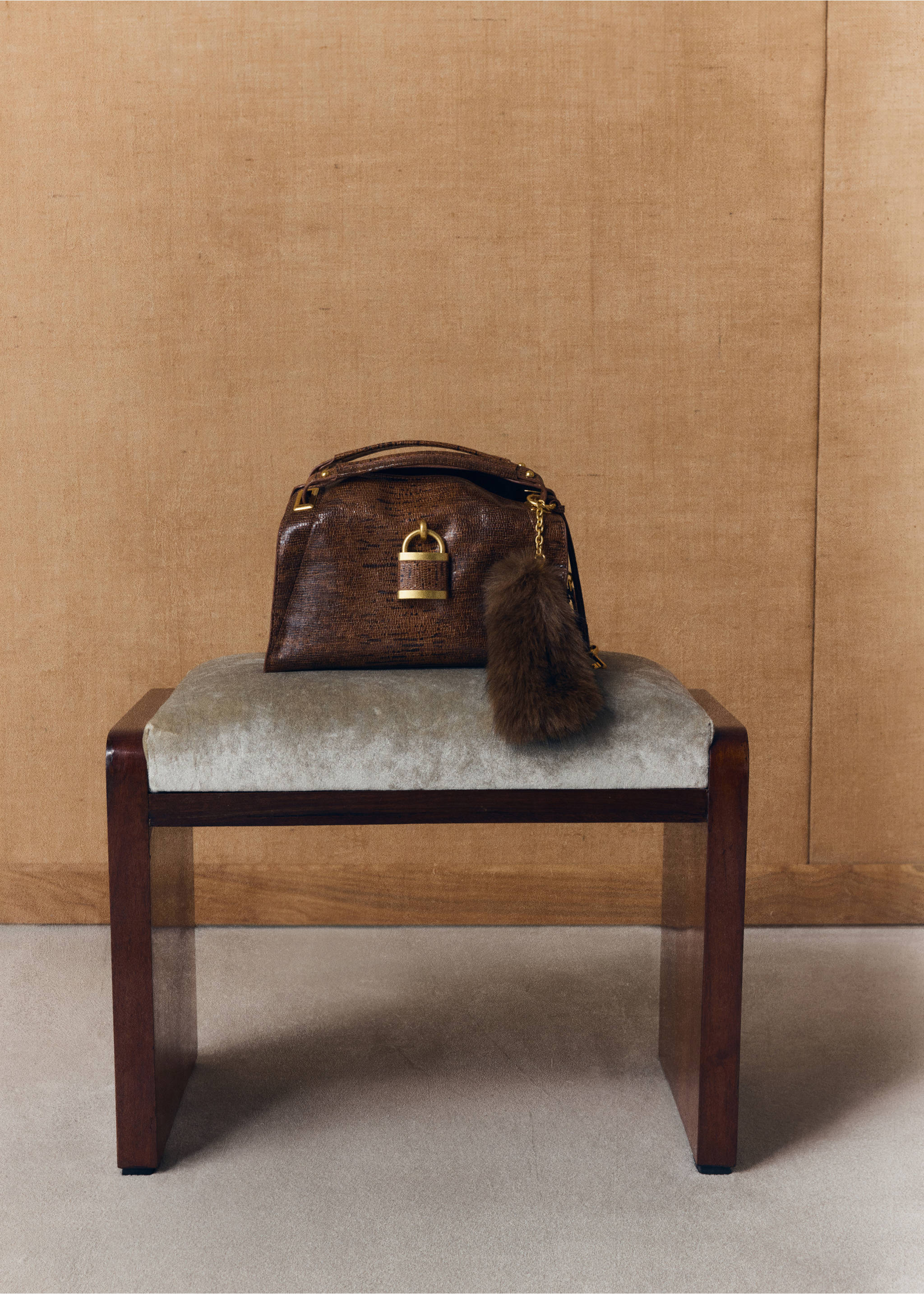 Sac cabas en cuir synthétique avec breloques - Détail de l'article 5, Marron moyen. Ref: 37007947-00.