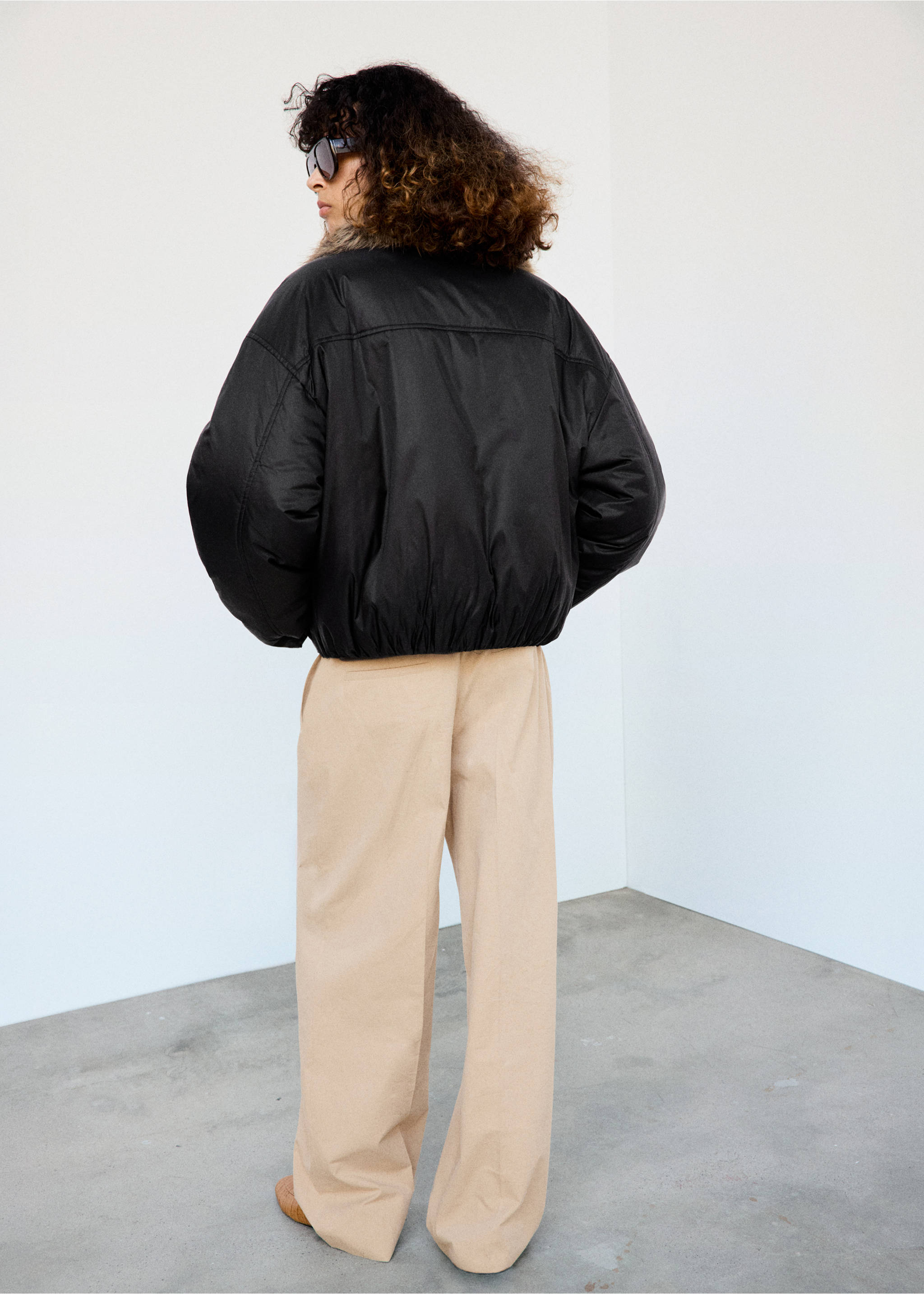 Black cropped anorak with a faux-fur collar, seen from the back., Black. Ref: 37008274-00.