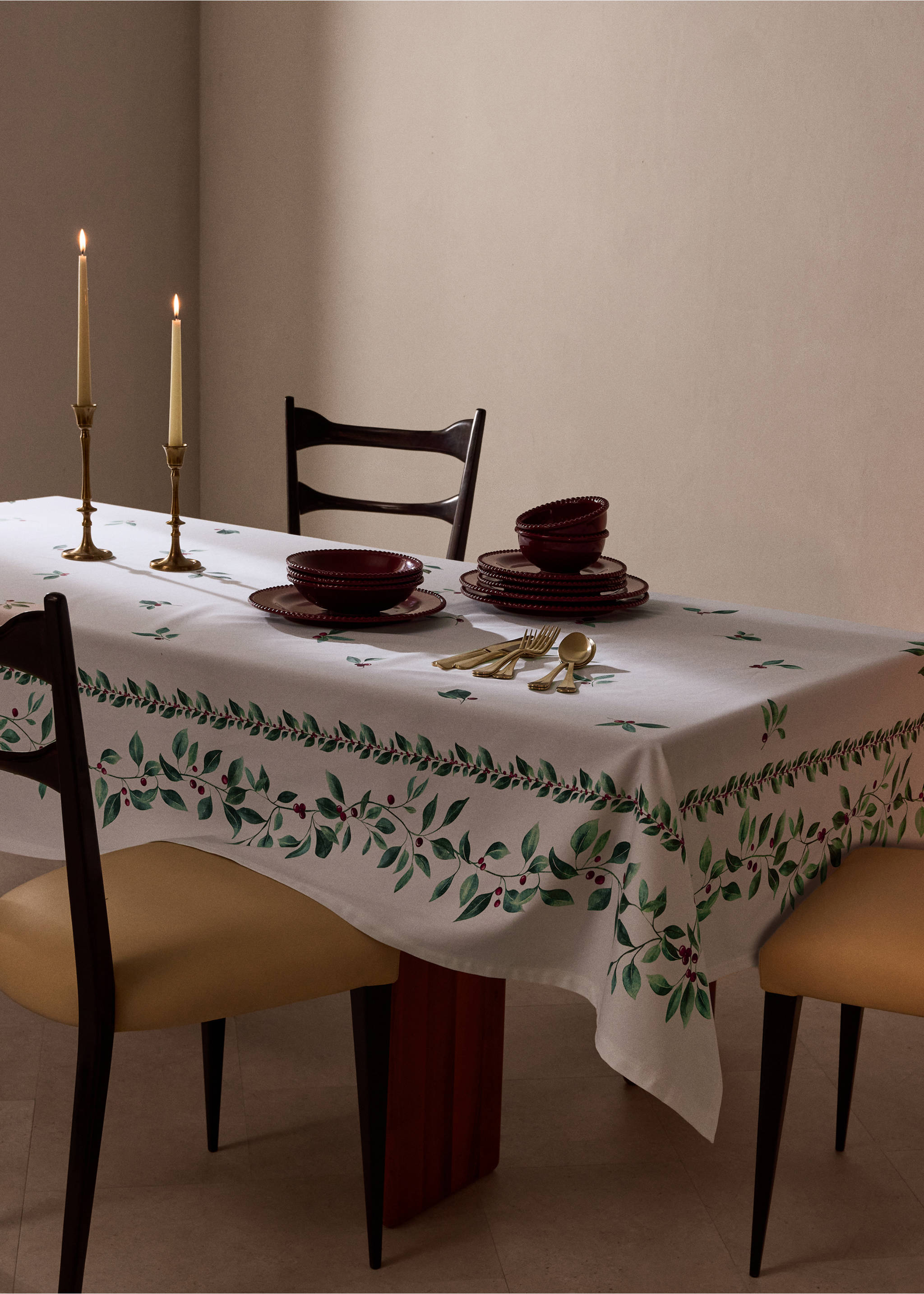 White tablecloth with a botanical leaf and berry print, styled on a dining table., White. Ref: 37008277-00.