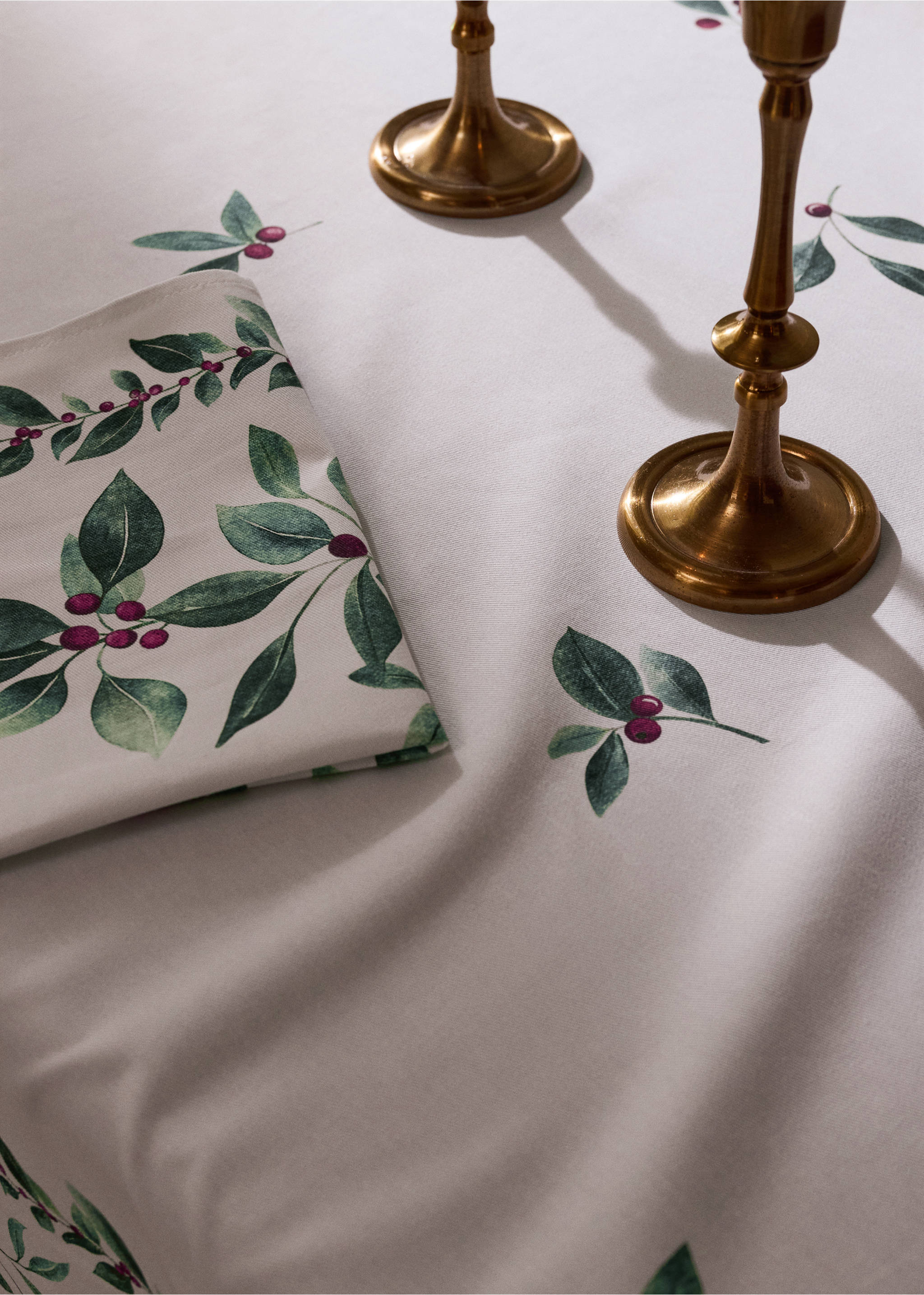 Tablecloth with green leaf and dark red berry print., White. Ref: 37008277-00.