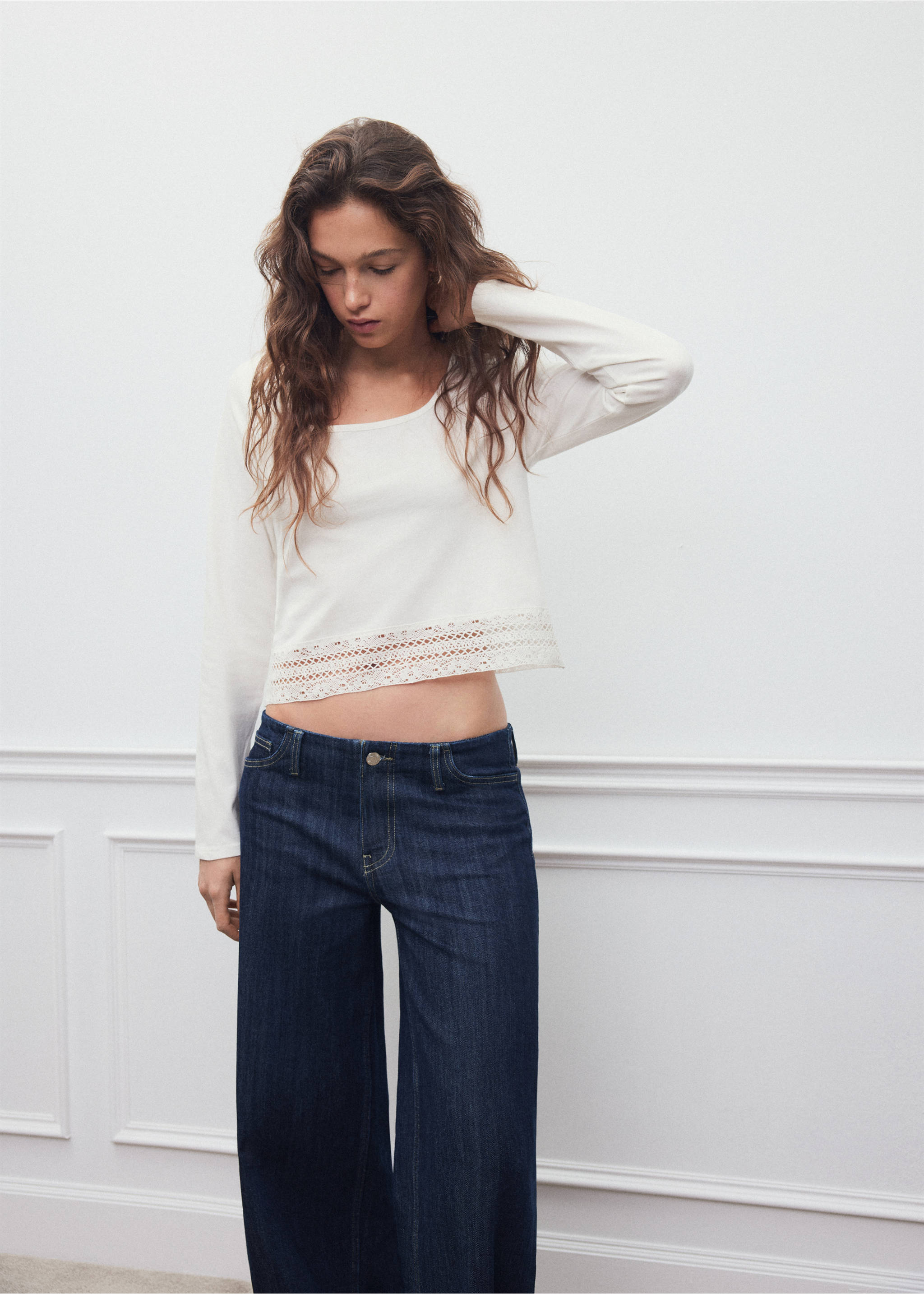 White long-sleeve t-shirt with square neck and lace hem, worn with blue jeans., Off White. Ref: 37008285-00.