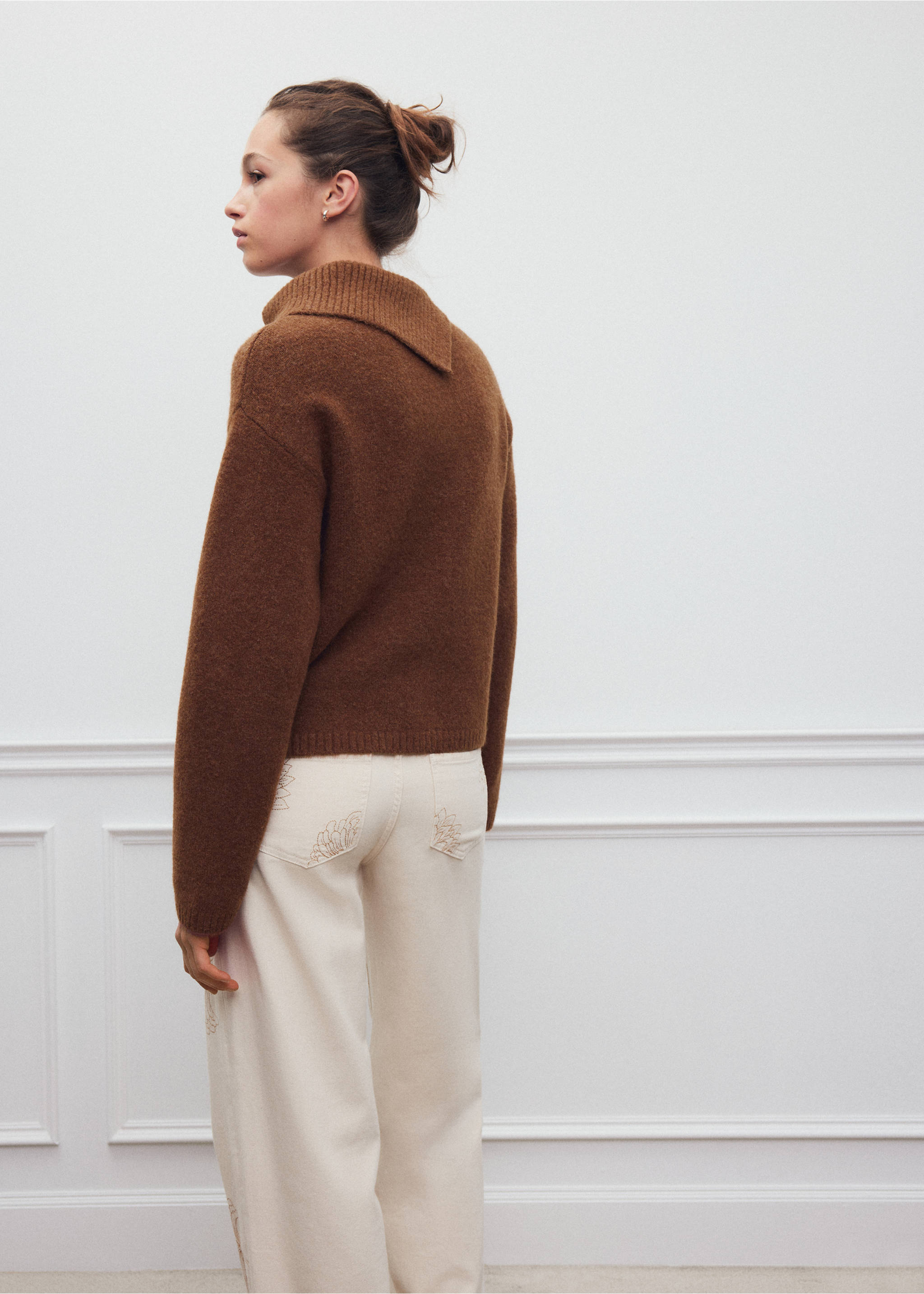 Brown knitted jersey with a folded collar, back view, Caramel. Ref: 37008289-00.