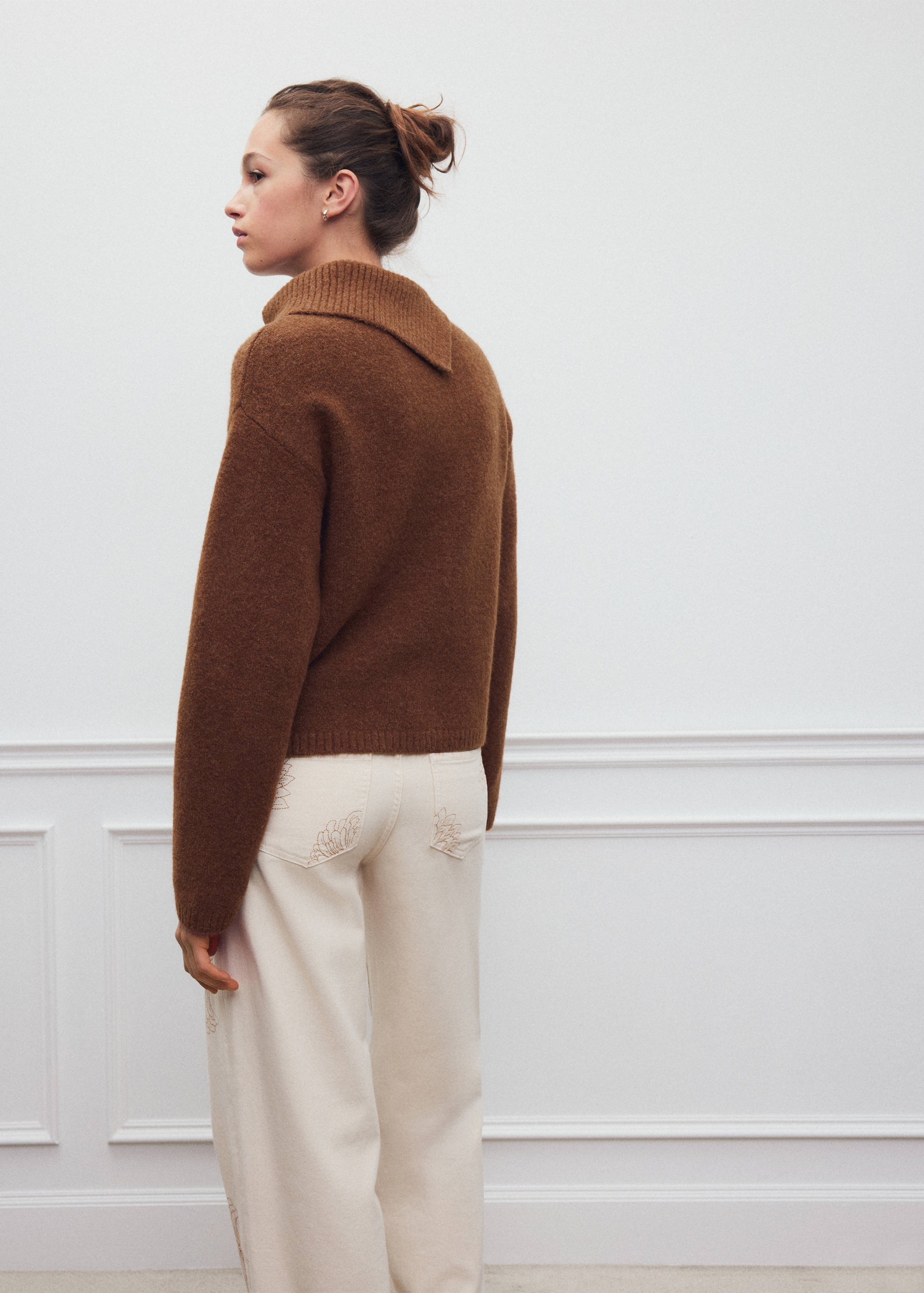 Brown knitted jersey with a folded collar, back view