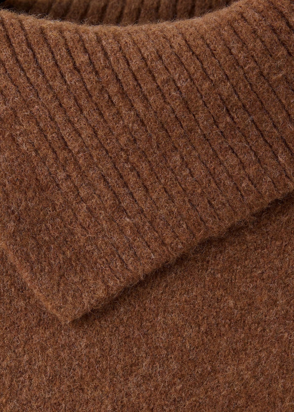 Turtle neck sweater — Caramel