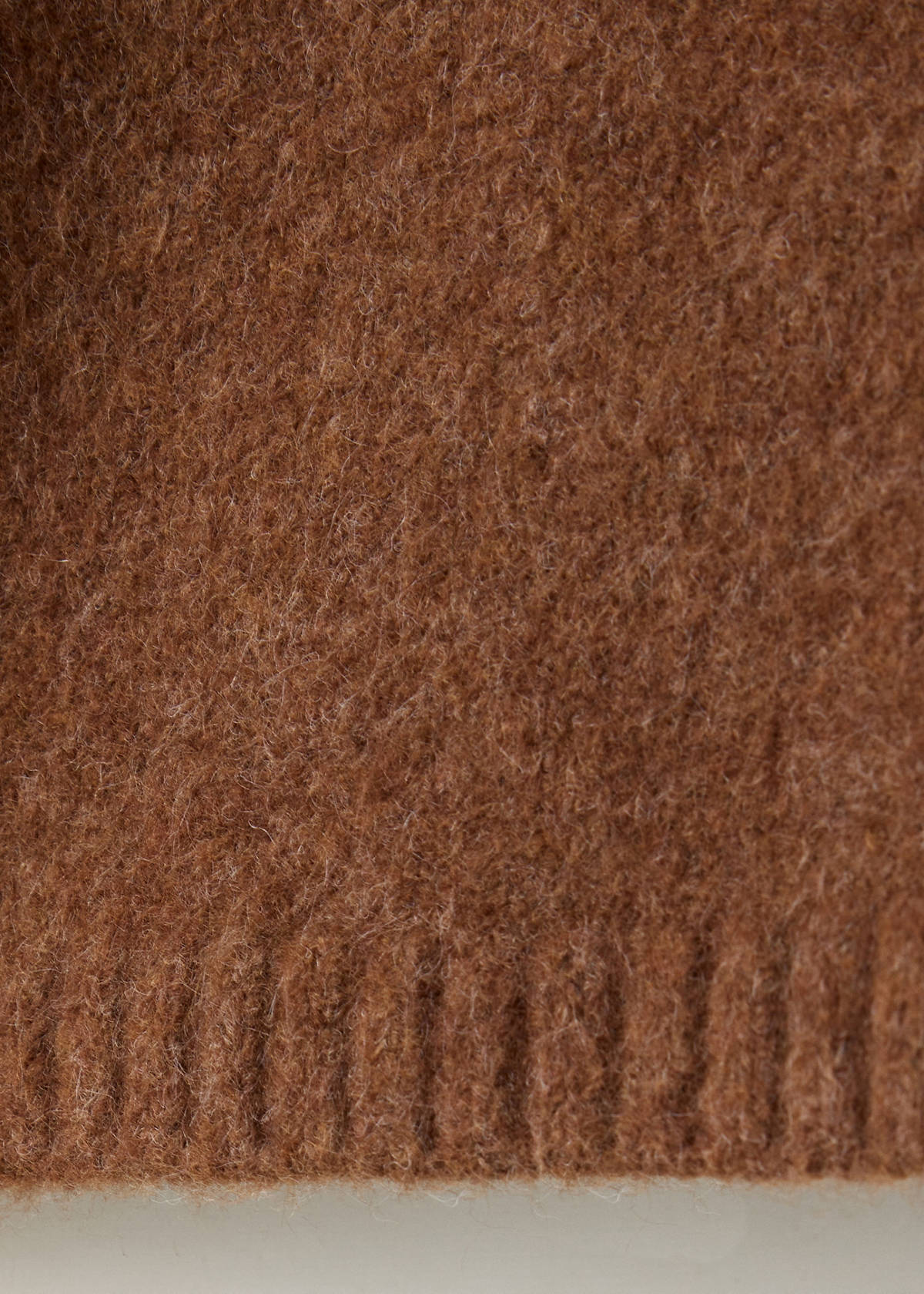 Turtle neck sweater — Caramel