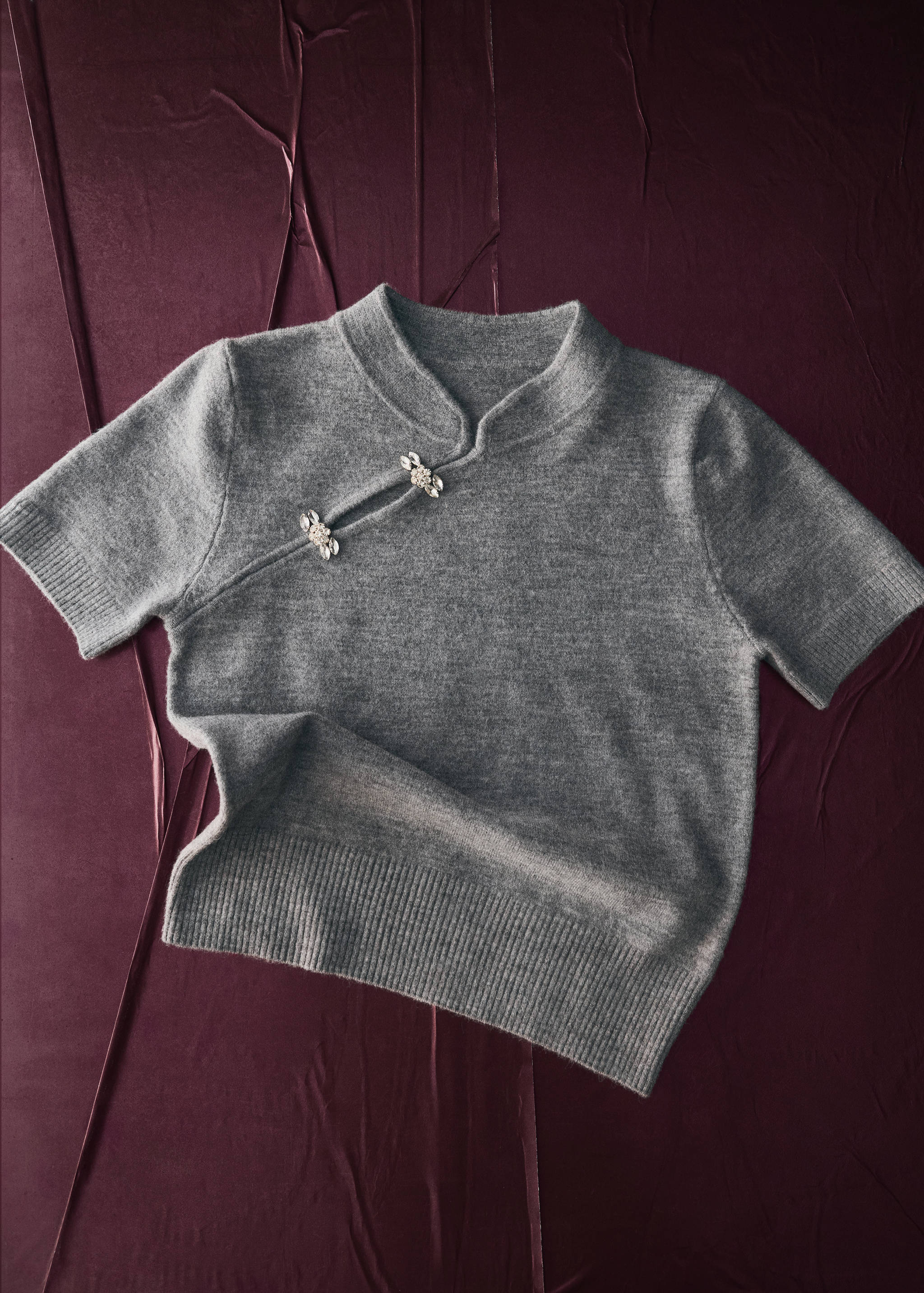 Short-sleeved sweater with shiny detail - Details of the article 5