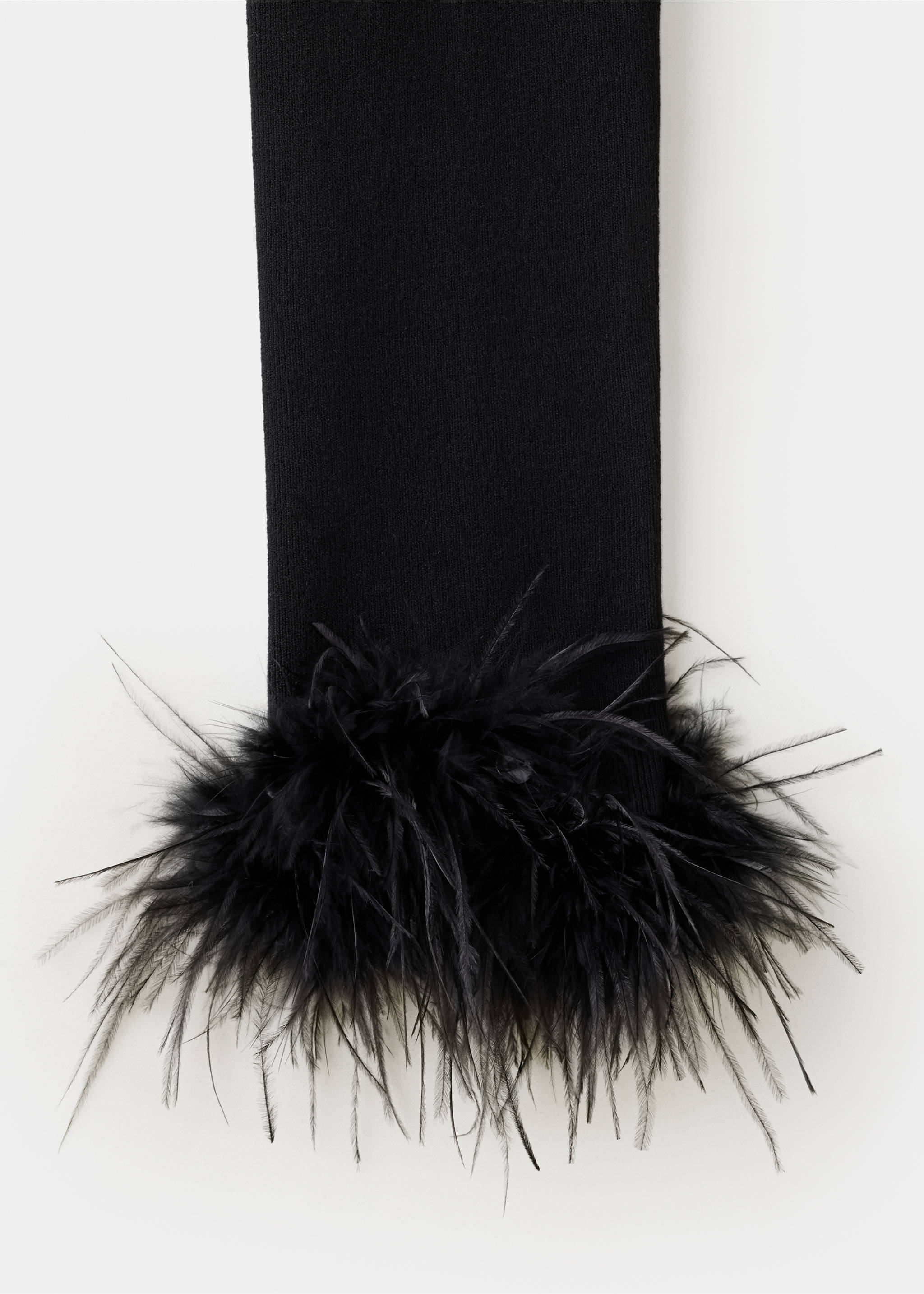 Primer plano de una manga de jersey negro con detalle de plumas., Negro. Ref: 37009136-00.
