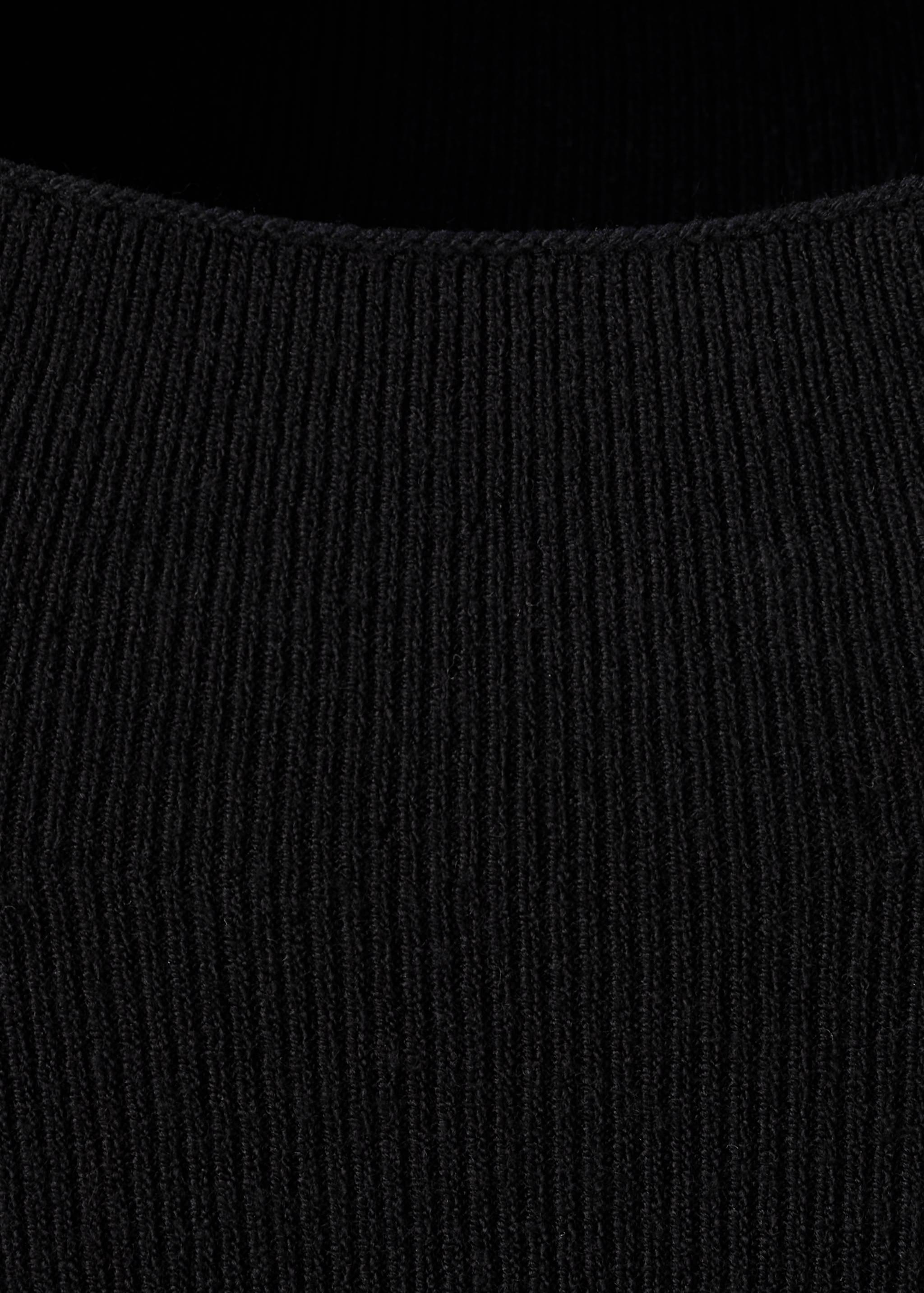Detalle de la textura del tejido de punto negro.
