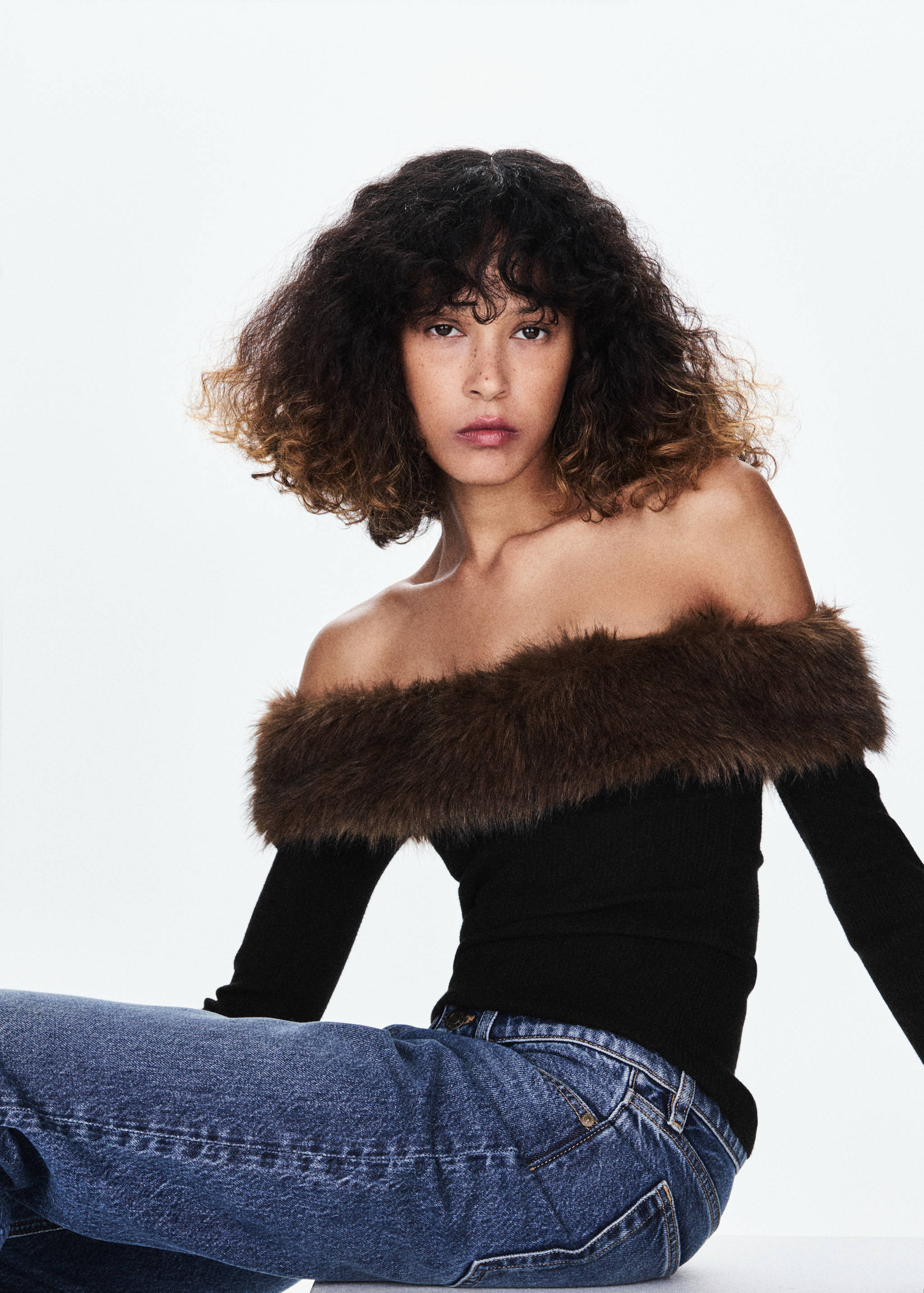 Black ribbed off-the-shoulder jersey with a brown faux-fur trim.