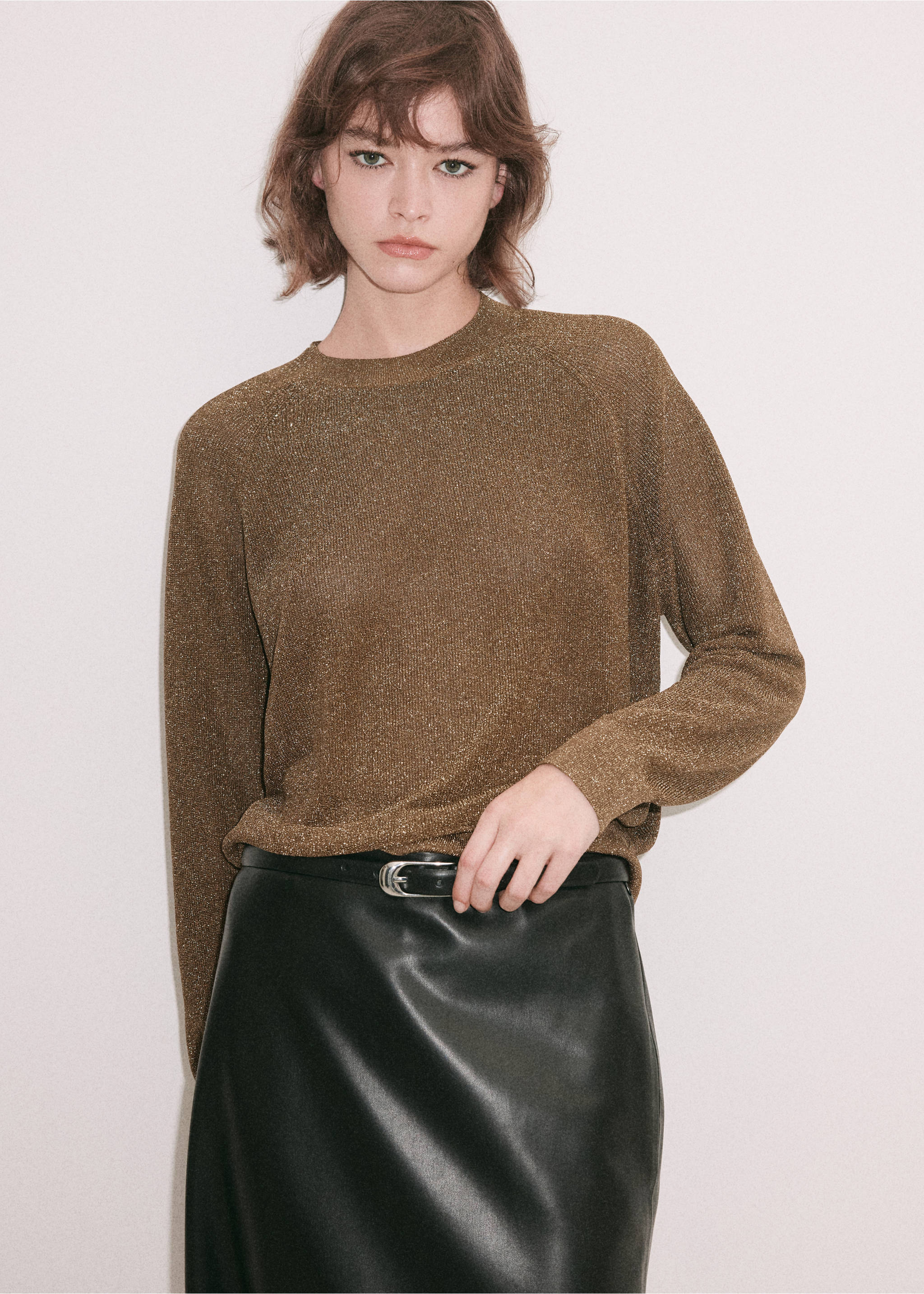 Metallic brown round-neck jersey with long raglan sleeves, styled with a black skirt., Gold. Ref: 37009140-00.
