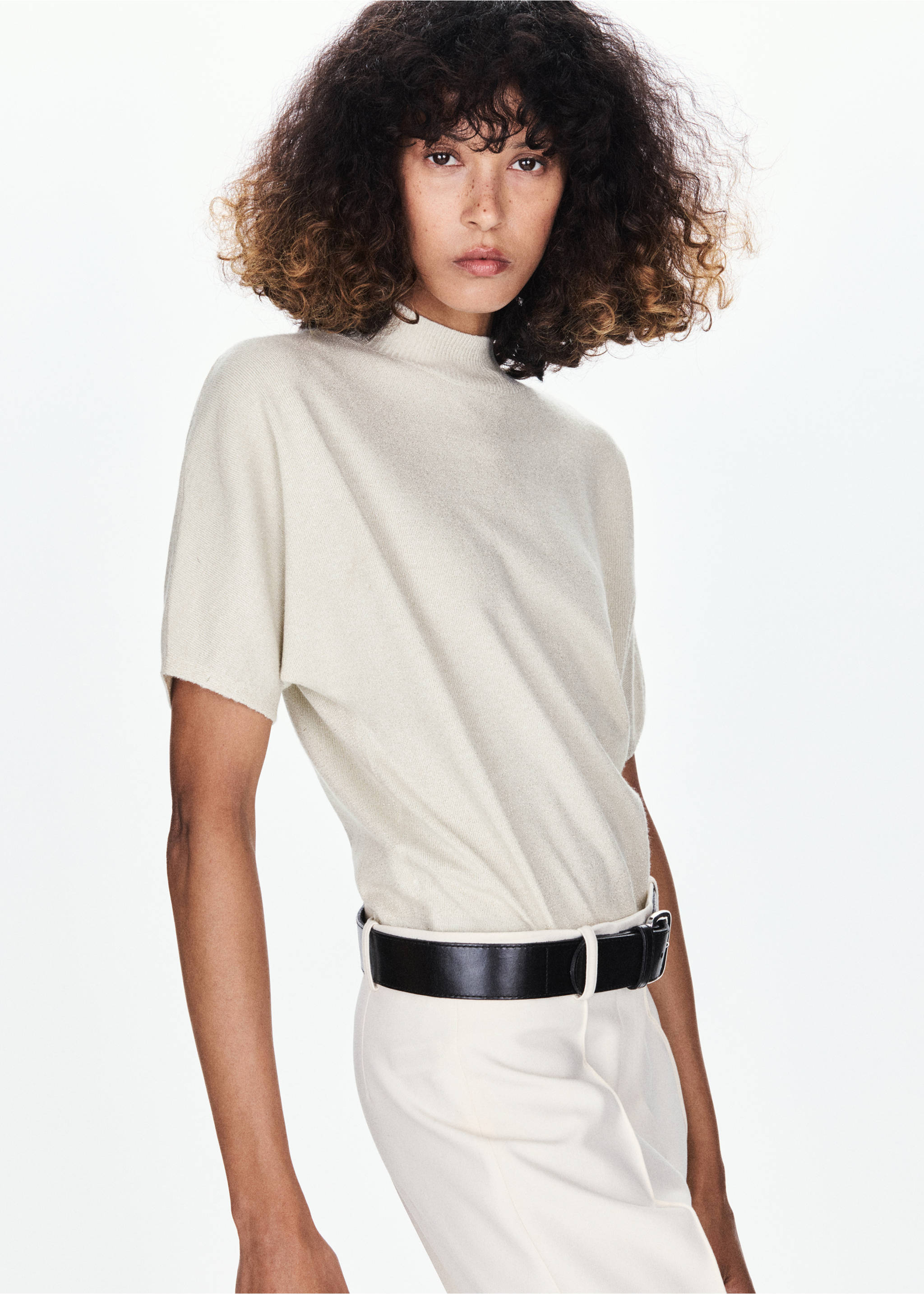 Off-white short-sleeved jersey with a high neckline., Gold. Ref: 37009141-00.