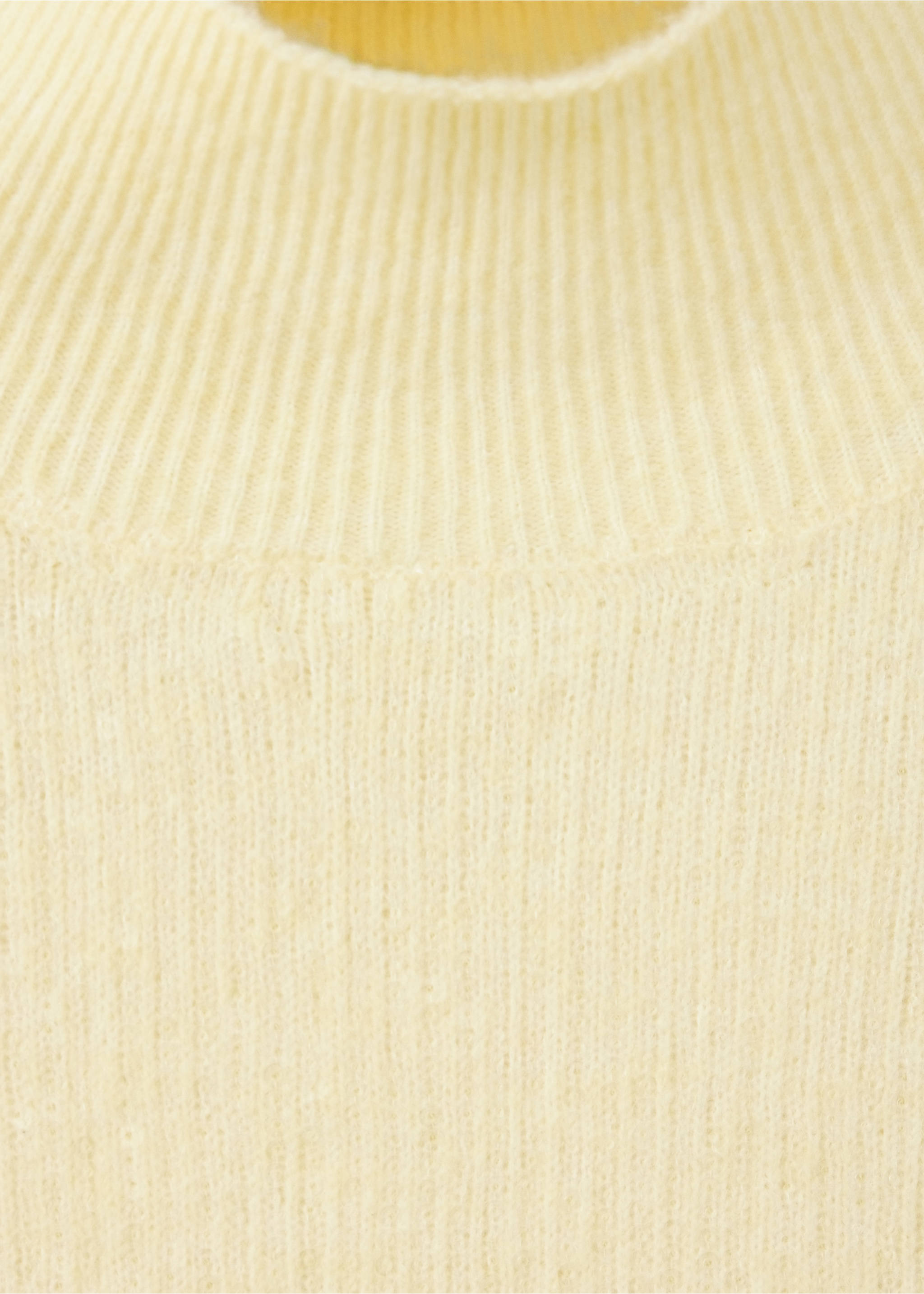 Detalle de jerséis de punto amarillo claro que muestra el cuello alto de canalé., Amarillo pastel. Ref: 37009142-00.