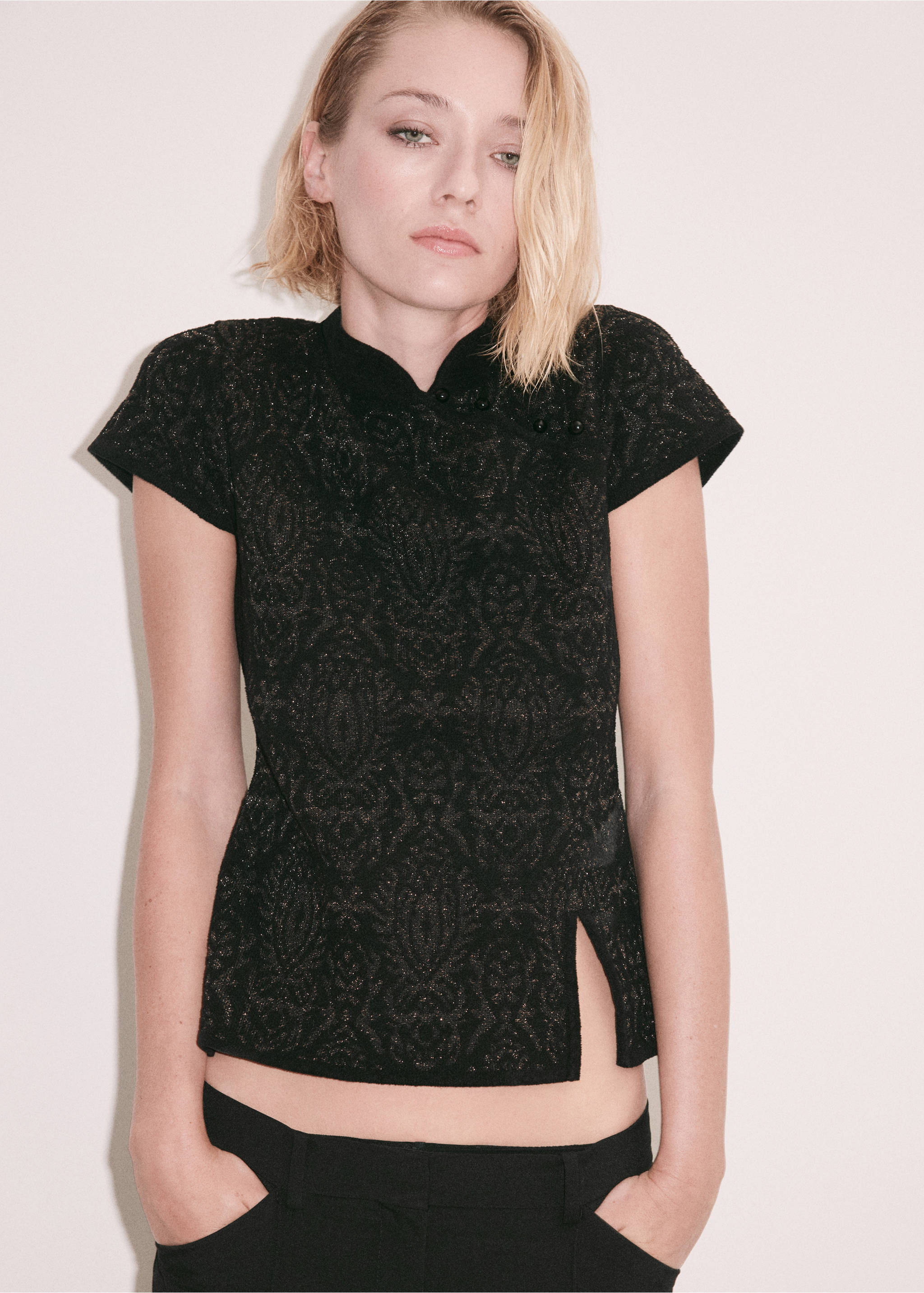 Jersey negro de manga corta con cuello mao y sutil estampado de damasco metalizado., Negro. Ref: 37009143-00.