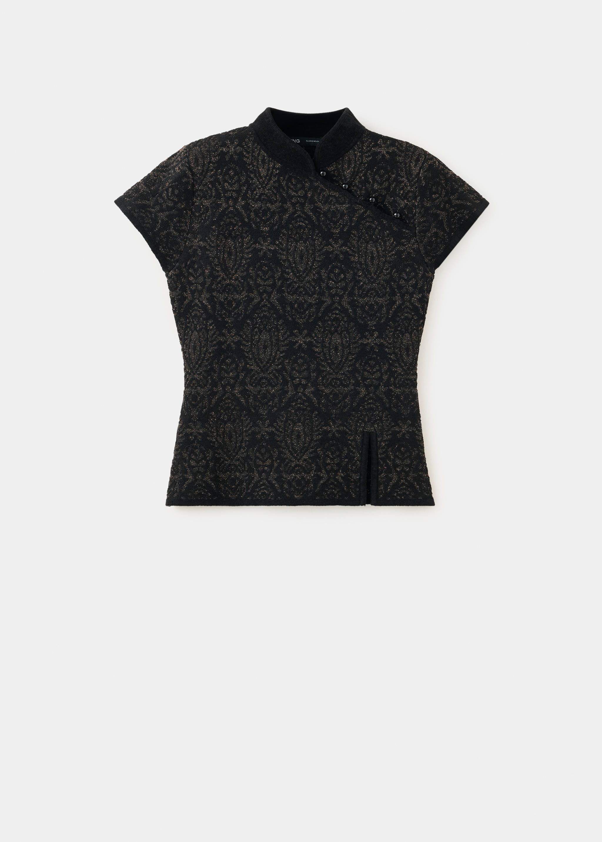 Jersey negro con estampado, manga corta, cuello alto y detalle de botones en el lateral.
