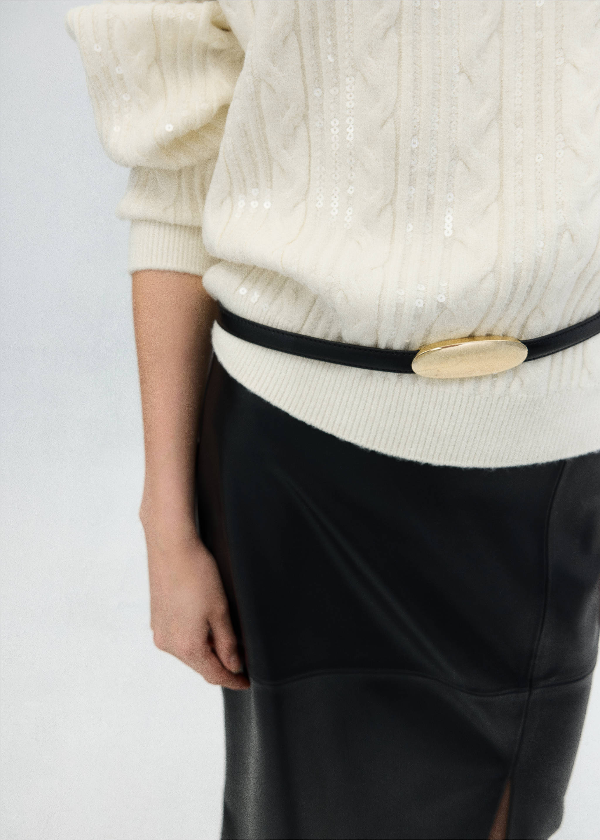 Off-white sequinned cable-knit jersey with a thin black belt., Vanilla. Ref: 37009144-00.