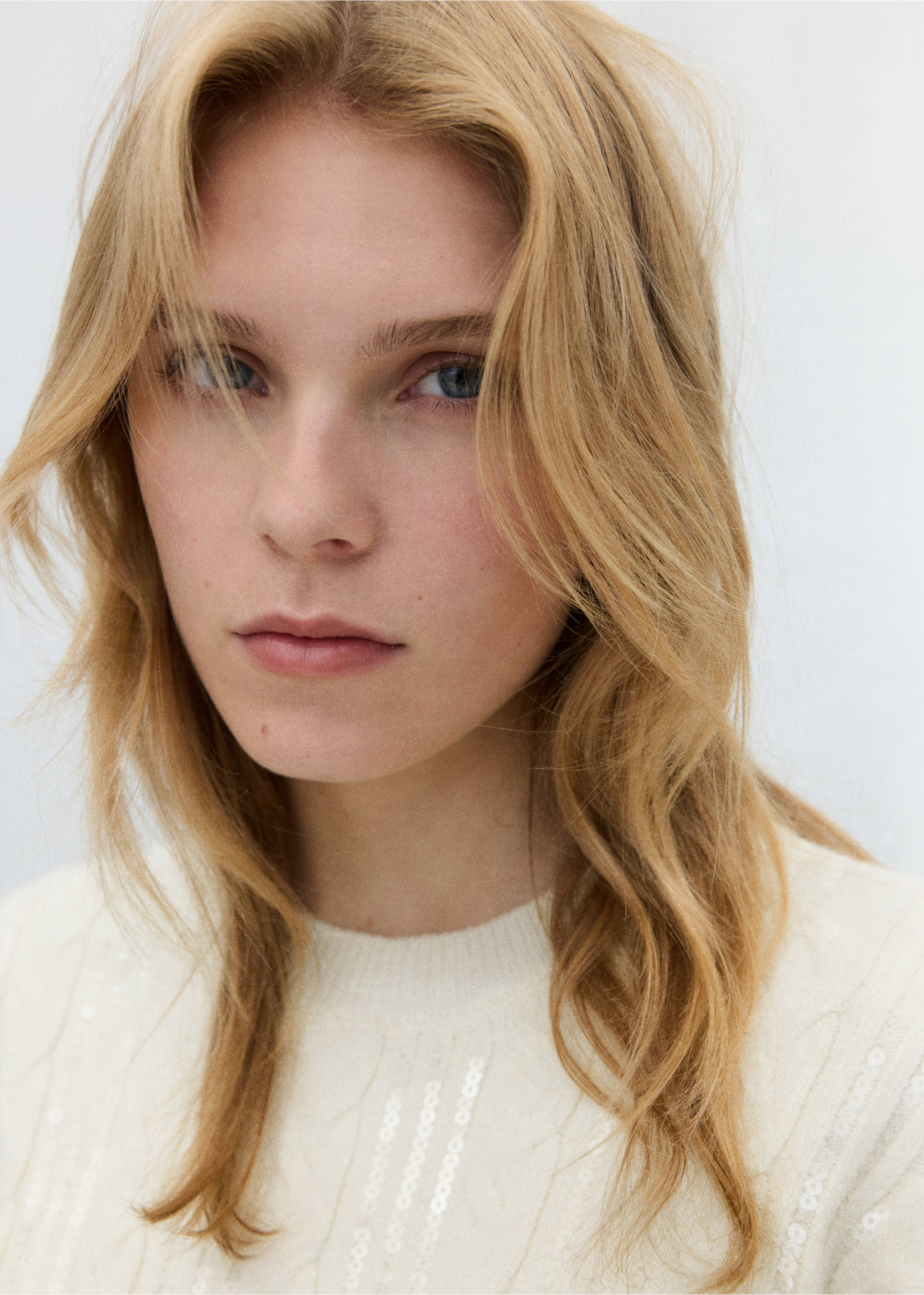 Off-white knitted sweater with vertical sequin stripes and a round neckline., Vanilla. Ref: 37009144-00.