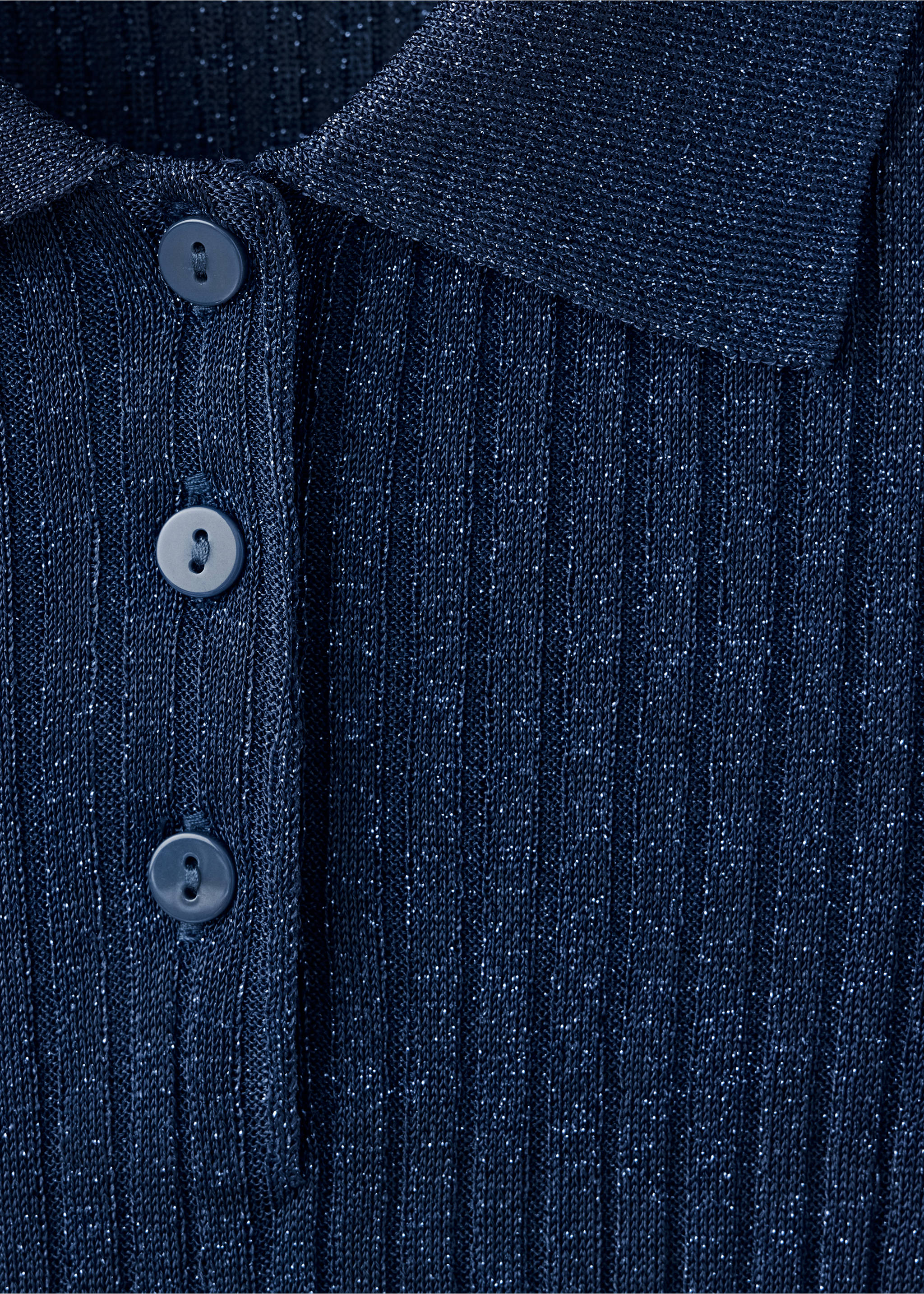 Detalle de jersey de punto acanalado metalizado en azul marino que muestra el cuello y la botonera., Azul porcelana. Ref: 37009145-00.
