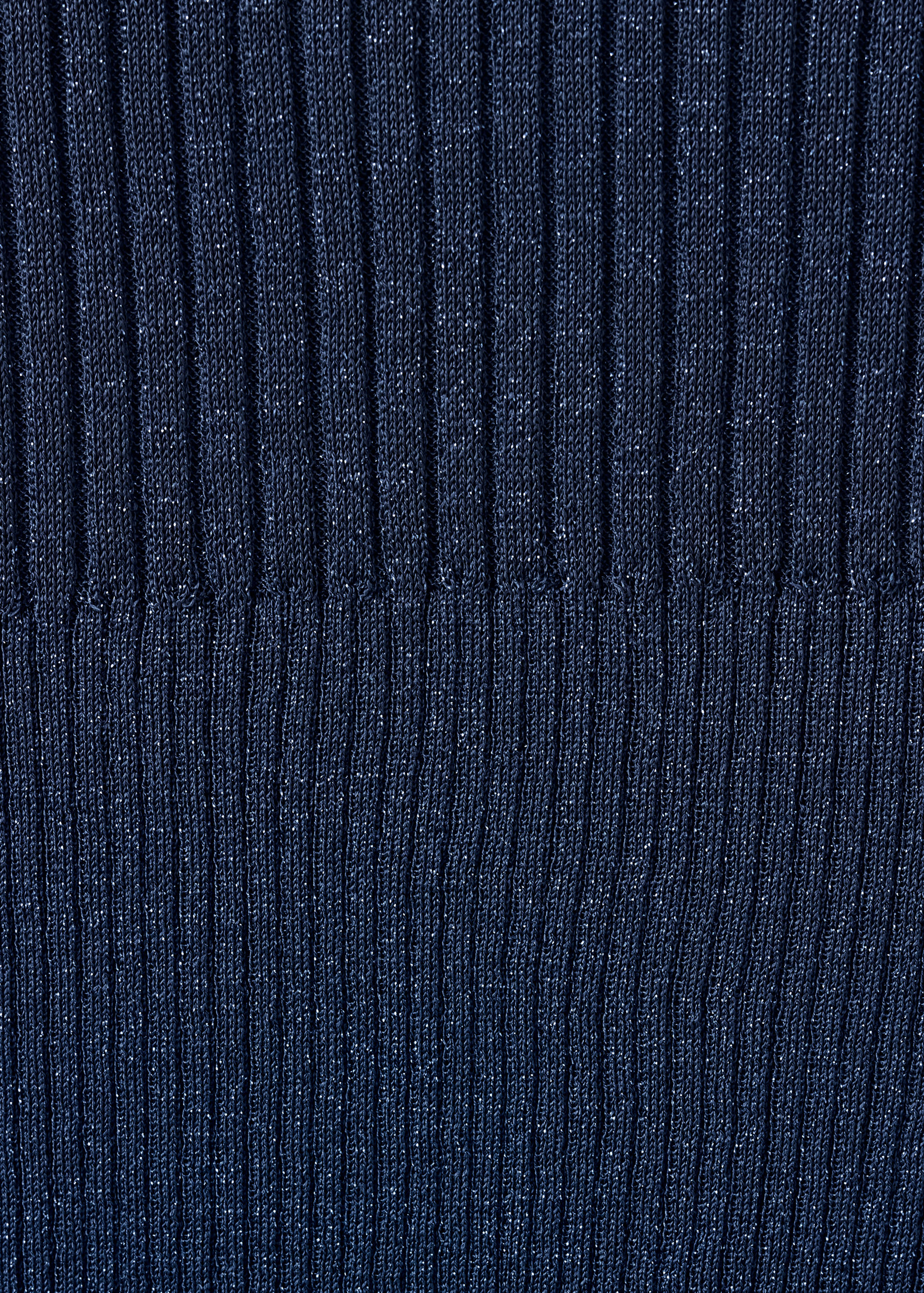 Primer plano de la textura de punto canalé brillante de un jersey azul marino.