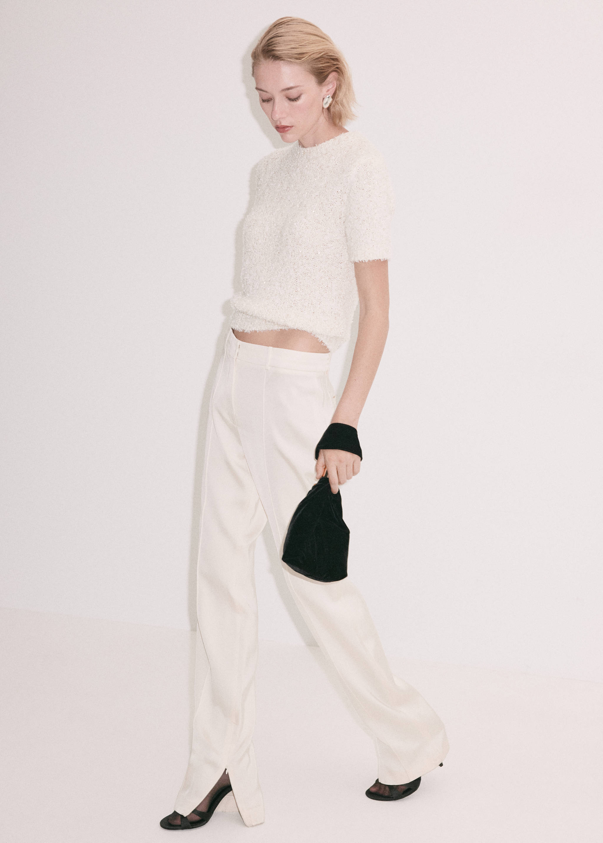 Jersey blanco de manga corta y textura combinado con pantalones blancos.