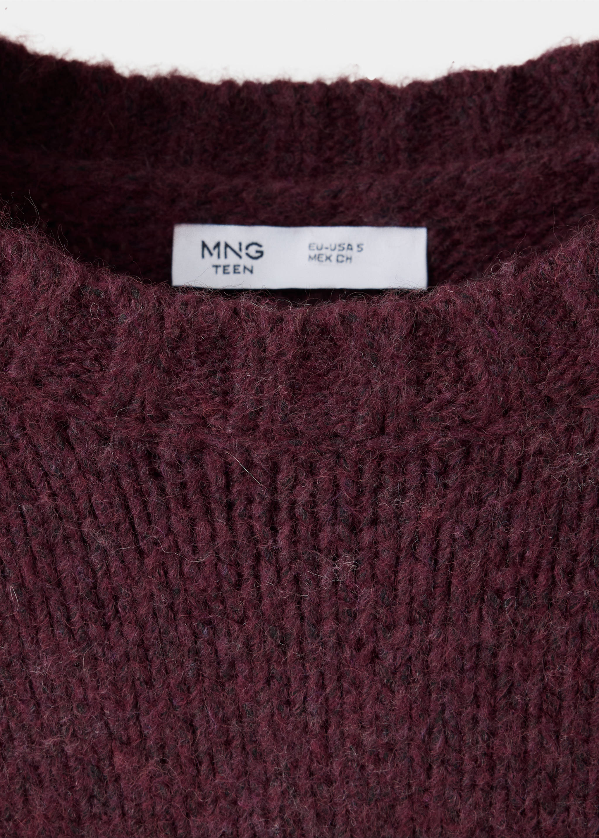 Burgundy knit jersey detail showing the ribbed crew neckline and collar label., Pink. Ref: 37009149-00.