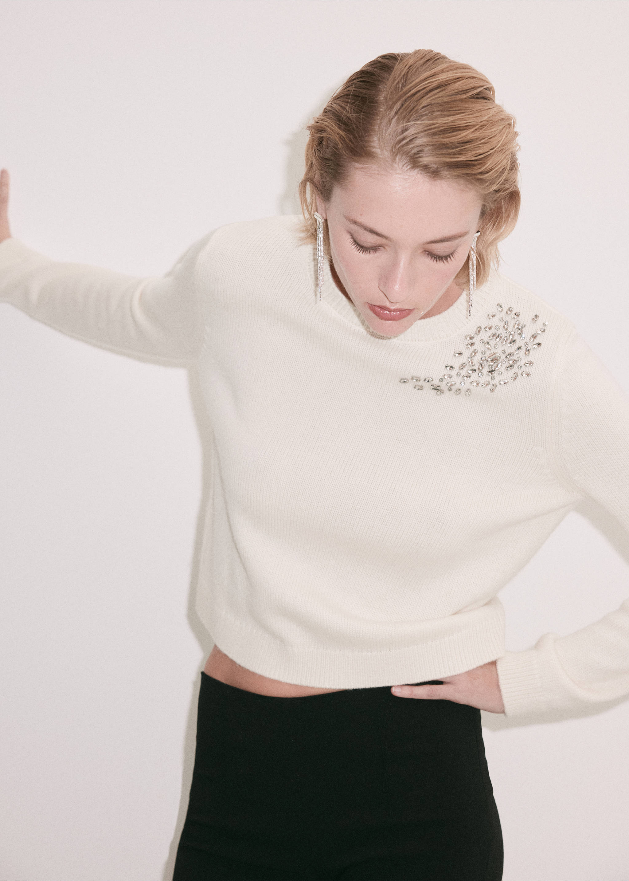 Off-white long-sleeved jersey with a round neck and rhinestone shoulder embellishment., Ecru. Ref: 37009153-00.