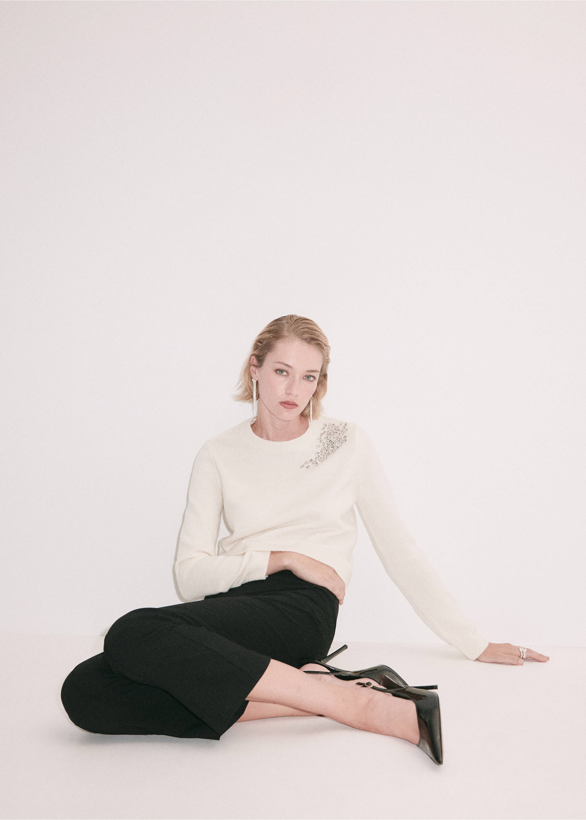 Cream crew neck jersey with crystal shoulder embellishment, Ecru. Ref: 37009153-00.