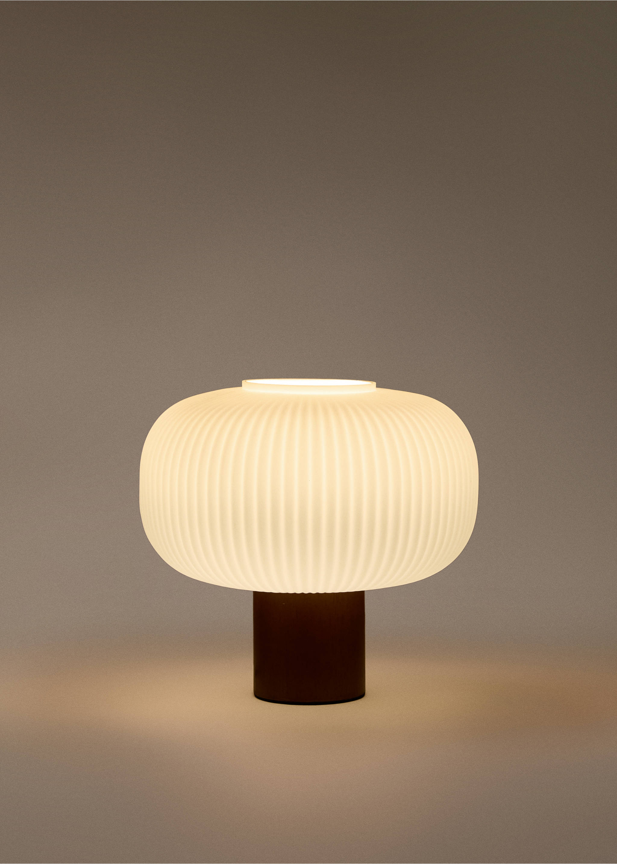 Lampe de table avec base en bois - Détail de l'article 4, Marron. Ref: 37009405-00.