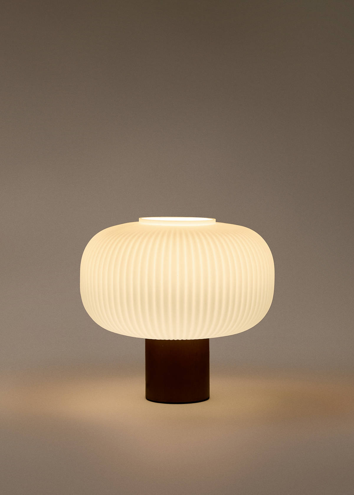 Wood and glass table lamp — Brown
