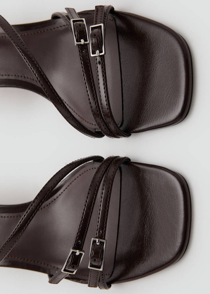 Kitten heel sandals with straps — Chocolate