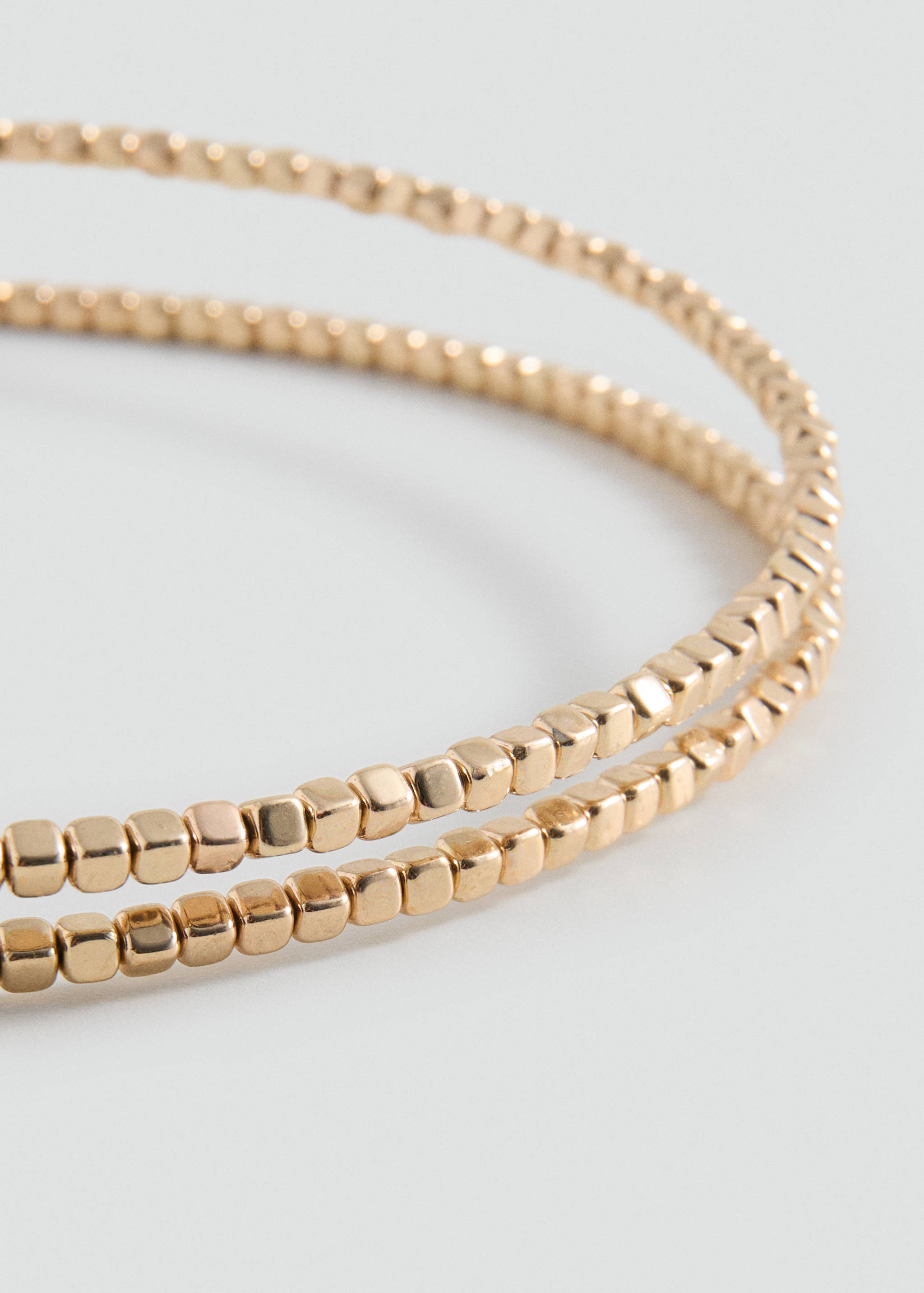 Serre-tête gold - Plan moyen