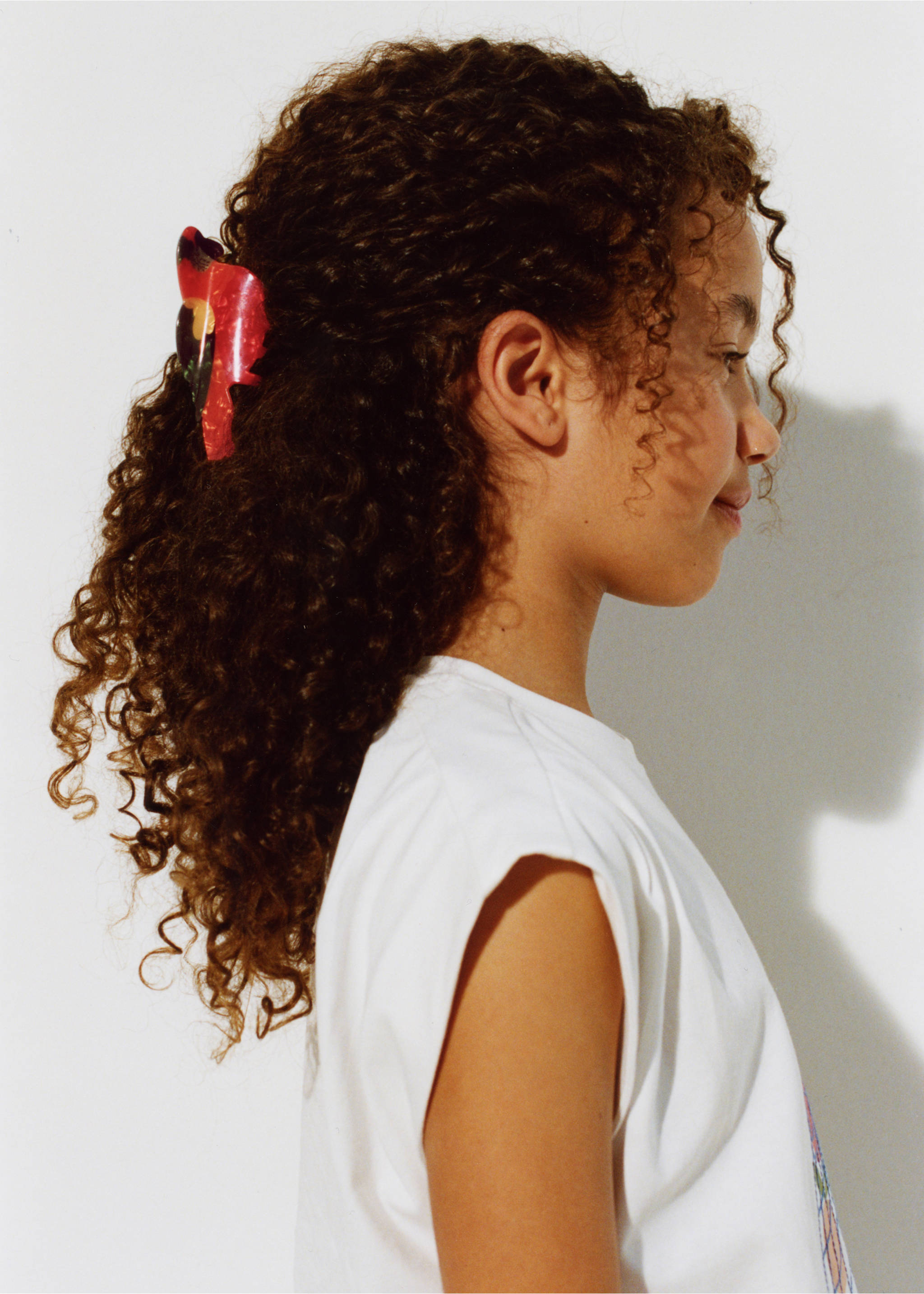 Multicoloured parrot clip - Details of the article 5, Coral Red. Ref: 37011345-00.