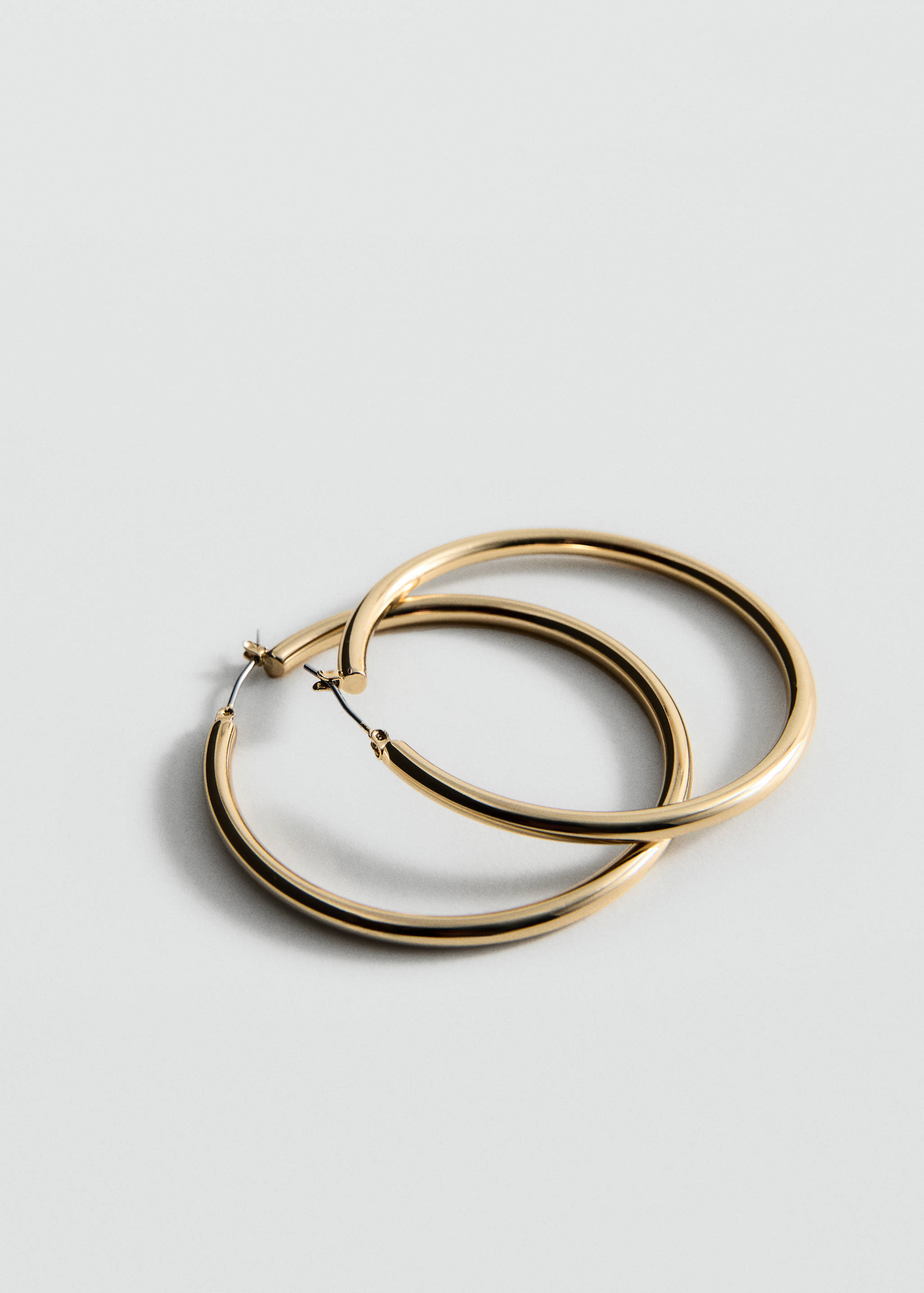 Серьги-кольца из металла - Средний план