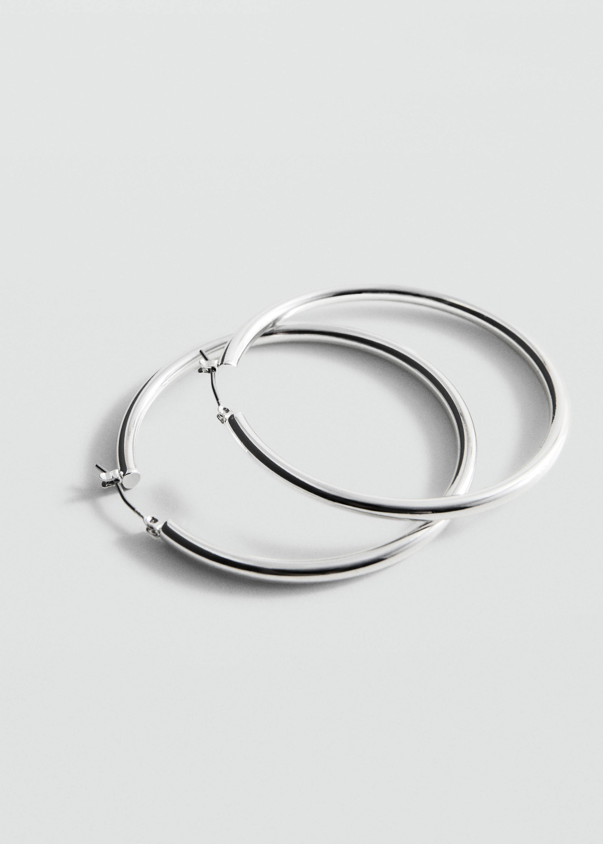 Серьги-кольца из металла - Средний план