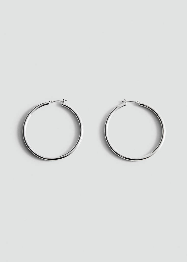 Metallic hoop earrings — Silver