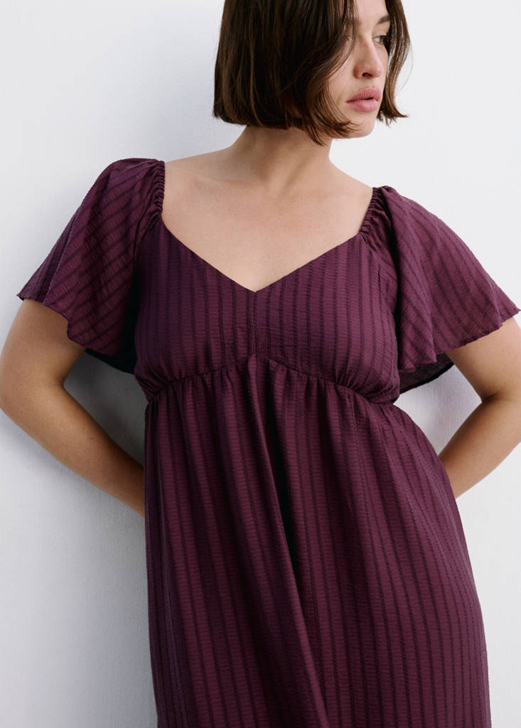 Textured dress with gathered detail — Maroon