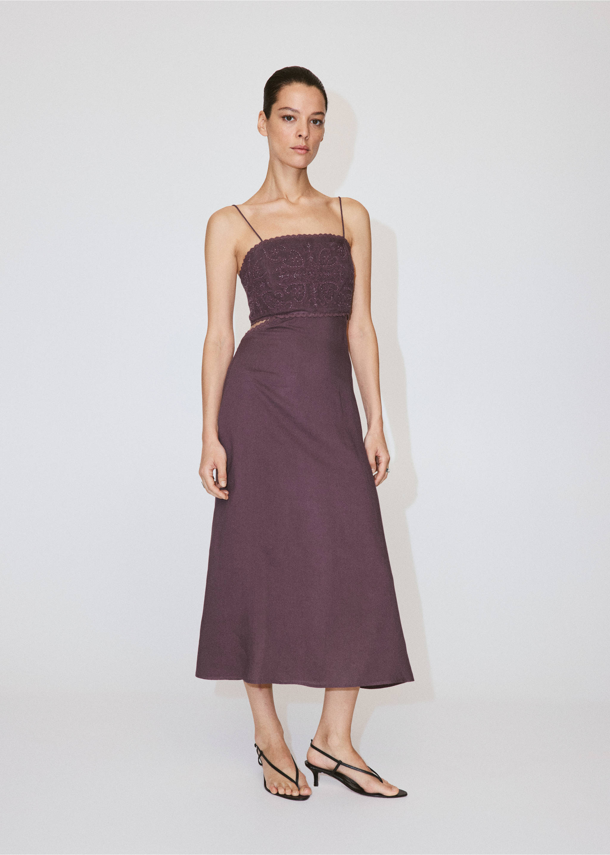 Vestido cut-out bordado com missangas - Plano geral, Ameixa. Ref: 37011382-00.